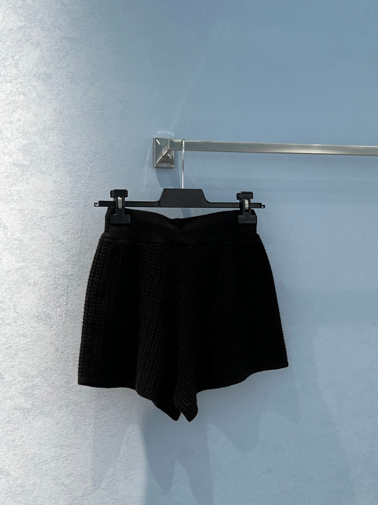 Stylish ALO Waffle Shorts: Effortless Chic with High Waist Design and Micro-A Font Leglines - 图片 4