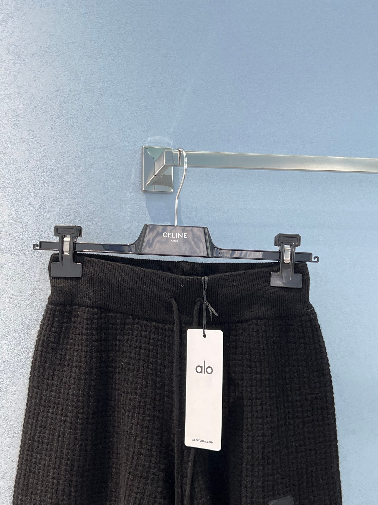 Stylish ALO Waffle Shorts: Effortless Chic with High Waist Design and Micro-A Font Leglines - 图片 2