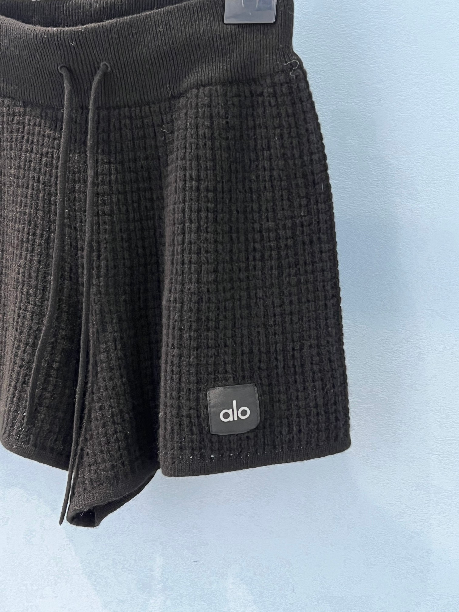 Stylish ALO Waffle Shorts: Effortless Chic with High Waist Design and Micro-A Font Leglines - 图片 3