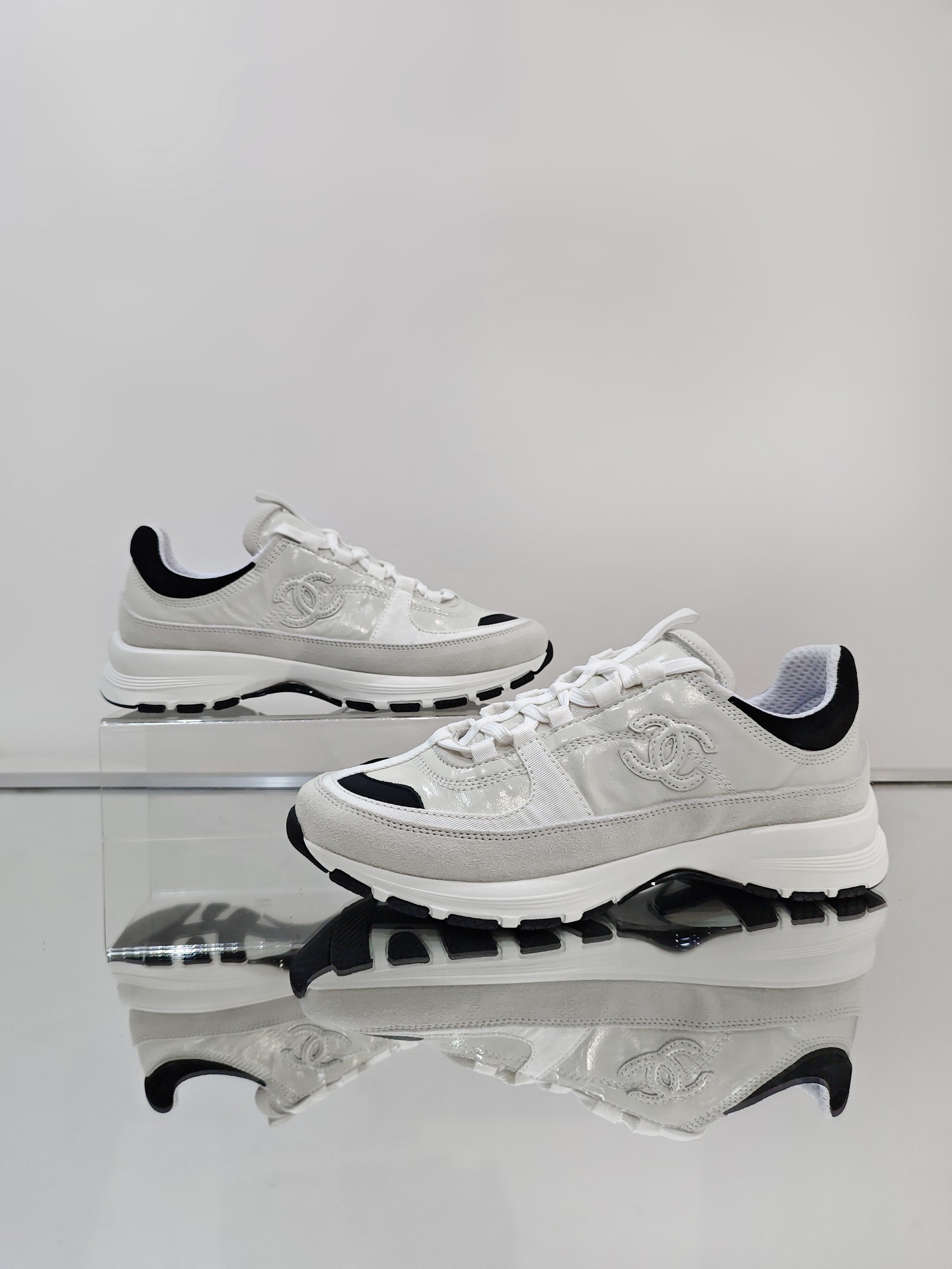 p285 ¡Disponible en stock! Cuero de aceite blanco Chanel.25s.CHANEL estilo deportivo casual [feliz] ¡nueva combinación …