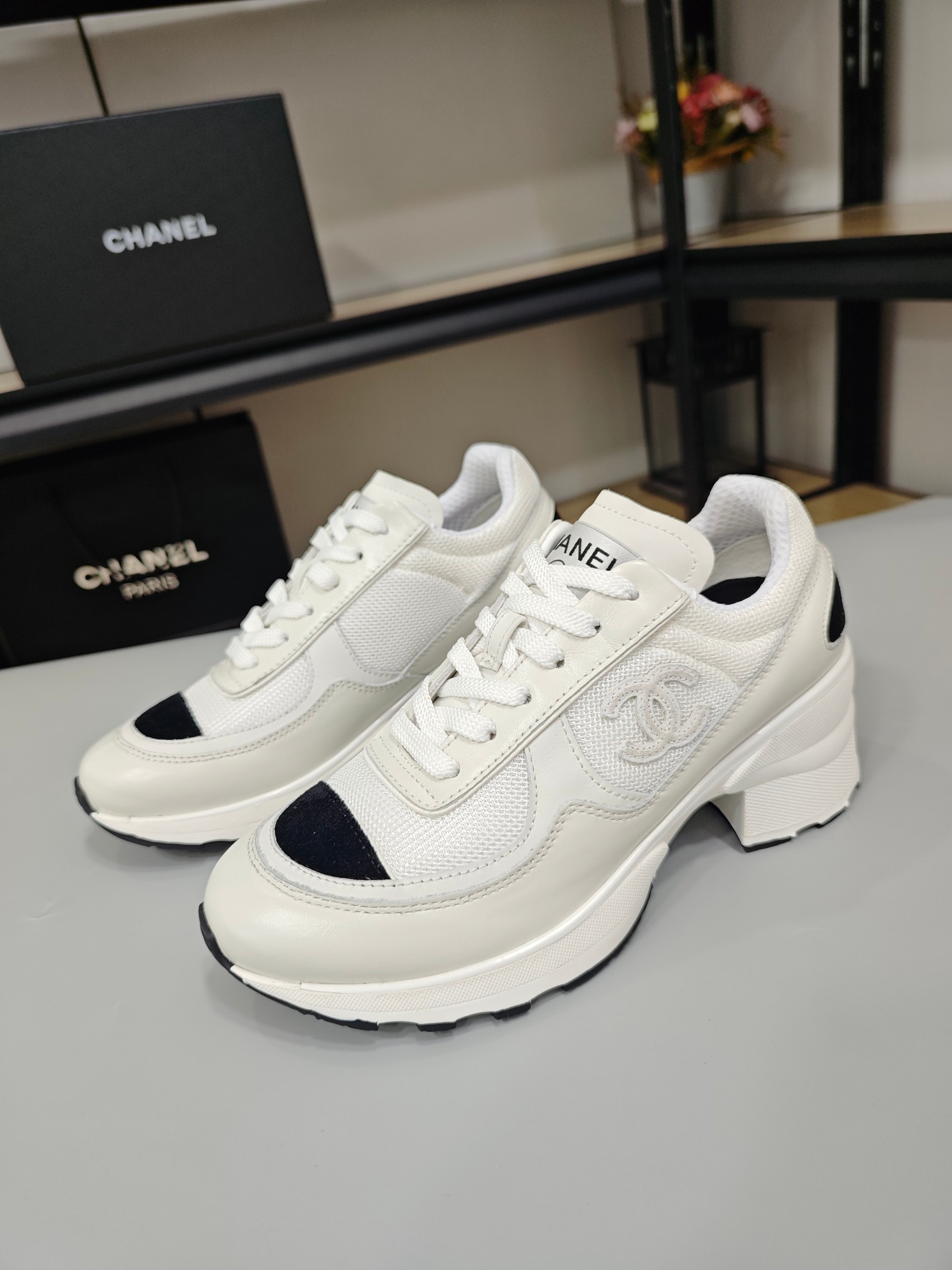 NO:690160,25k CHANEL 2cm low heels. Don’t be afraid of being late for good products!  Four seasons heels are on the market [Rose] Women's model 35-41 [Love] 3 colors white cowhide, black cowhide, pink cowhide. The top version is made by purchasing agent. Upper layer of cowhide + high mercerized cowhide + rhombus electric embroidery + TPU outsole [Rose] Original 11 process reproduction!  The details are perfect!  The genuine leather is 10 mm thinner and has a uniform thickness!  The heel is reinforced with screws to ensure quality and wear!  (Heel shoes not only depend on appearance, but also on wear. Only your feet know whether they fit well! Avoid foot grinding and foot pain) Full package, chanel, cowhide1986090925k CHANEL2cm低跟 好货不怕晚！四季款的跟鞋上市了[玫瑰] 女款 35－41 [爱心]3个色 白色牛皮,黑色牛皮,粉色牛皮 顶级版本代购级别打造  鞋面头层牛皮+高丝光牛绒+菱格电绣+TPU大底 [玫瑰]原版11工艺复制！细节完美！真皮偏薄10 mm统一厚度！鞋跟加固螺丝钉,确保质量和穿着！（跟鞋不但要看外型,更要看穿着,只有脚知道,合不合适！避免,磨脚,脚板疼） 全套包装,,chanel,cowhide,Men's shoes