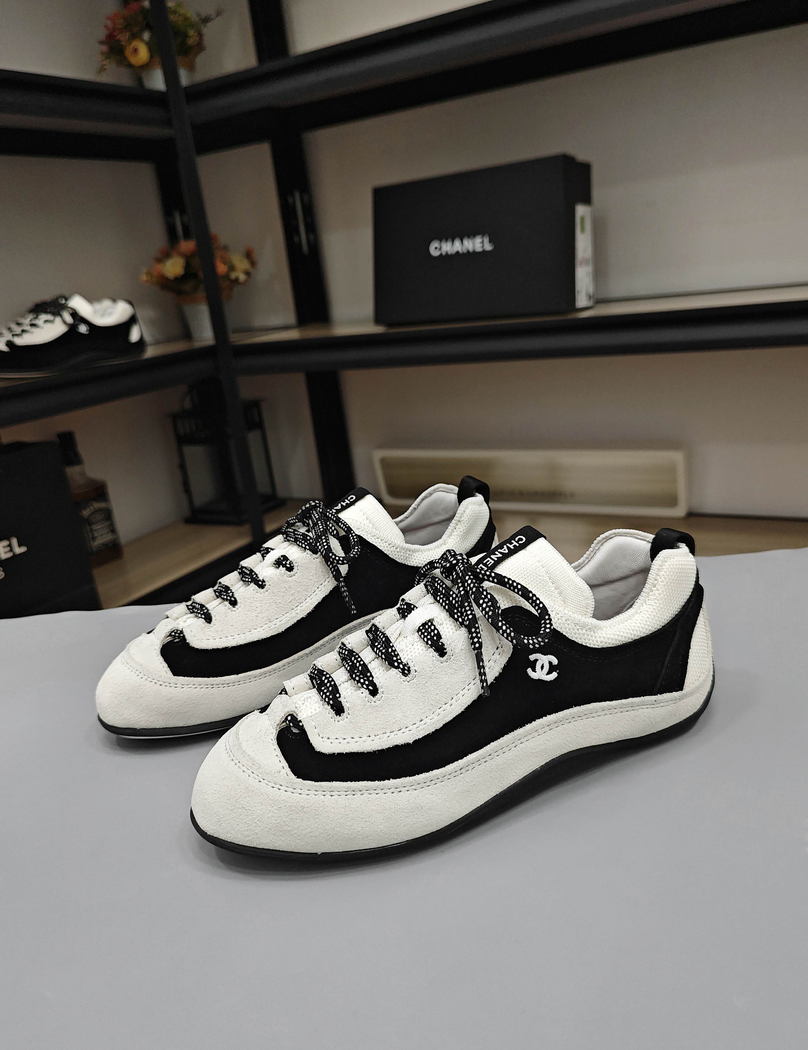 NO:954230,26sCHANEL Leather Dexun Shoes (Turtle Shell Shoes) Don’t be afraid of being late for good products!  Create a classic [Love] women's model 35-42 [Love]. 4 colors: off-white velvet, off-white pebbled leather, black washed cow velvet, black pebbled leather + diamond-shaped fly woven upper, top version, purchasing level to create high-quality products (look at the version. Look at the lines!) The upper is made of [Love] original calfskin + silk sheepskin lining + (customized washed cow velvet) + original TPU bottom  [Love] Original packaging,,chanel,cowhide,sheepskin1986090926sCHANEL 皮面 德训鞋 (龟贝鞋) 好货不怕晚！打造经典款[爱心] 女款 35－42  [爱心]. 4个色系 米白绒 米白荔枝纹皮 黑色水洗牛绒 黑荔枝纹皮 +菱角孔型飞织鞋面, 顶级版本,代购级别打造精品（看版型.看线条！） 鞋面采用[爱心] 原版小牛皮+丝绸羊皮里 +（订制水洗牛绒） +原版TPU底 [爱心]原版包装,,chanel,cowhide,sheepskin,Men's shoes