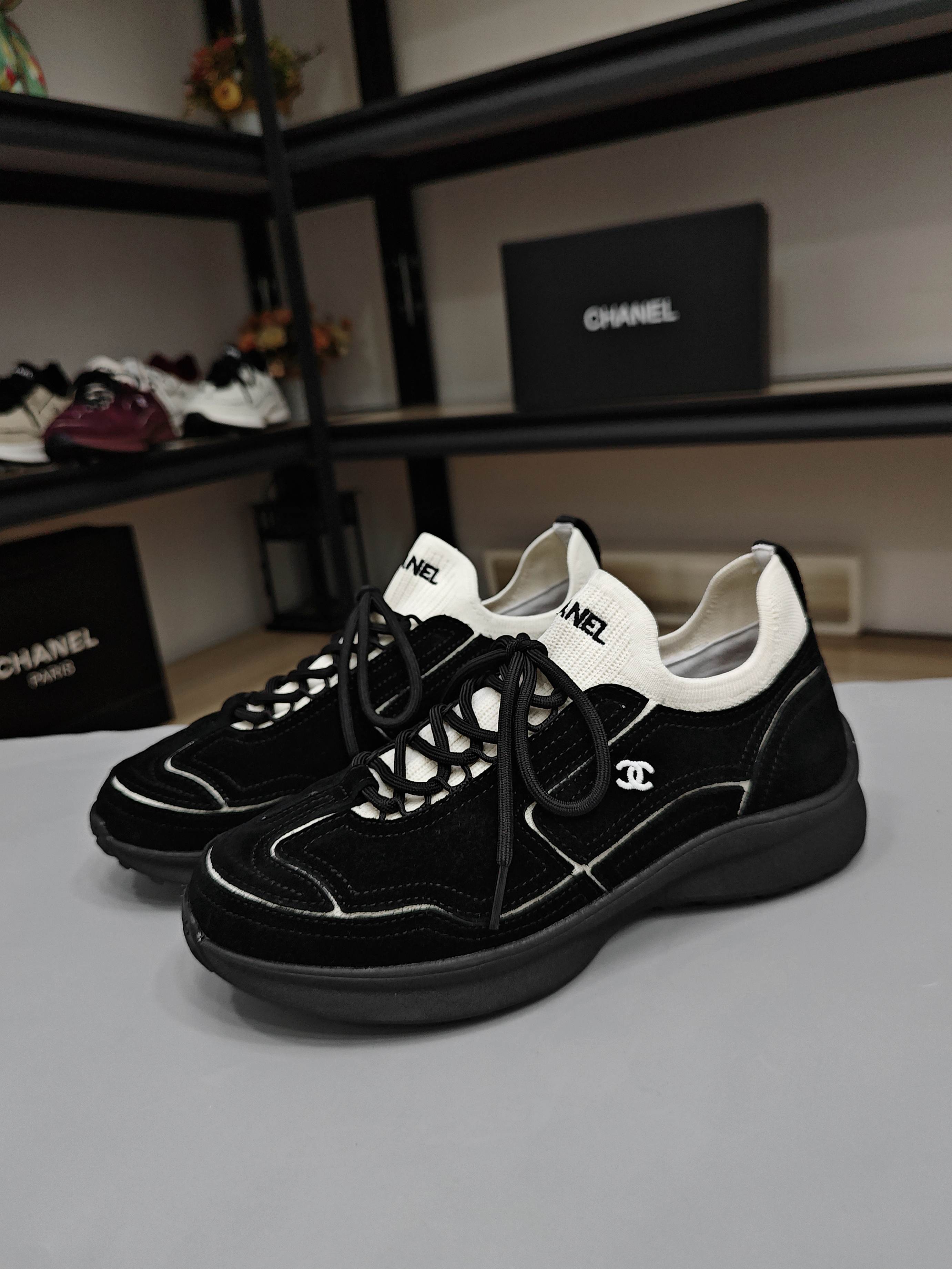 NO:954240,26ACHANEL Couple model, leather surface, off-white, spliced ​​sports shoes [Love] (Chanel designer, starting to show off muscles, the first model of a new designer, eight-pack abs [呲gna], spliced ​​shoes, smooth lines, good visual effects, comfortable to wear) [Love] Wear my shoes, they will not deform and fit!  [Love] Don’t be afraid of being late for good products!  Create a classic [Love] women's model 35-42 [Love] men's model 38-45 [Love]. 7 colors off-white velvet, off-white leather, black washed cowhide + black leather + apricot cow suede + apricot cowhide + burgundy cowhide + diamond-shaped fly woven upper, top version, purchasing agent level to create high-quality products (look at the version. Look at the lines!) The upper is made of [Love] original calfskin + silk sheepskin lining  + (Customized washed cow velvet) + Original TPU bottom [Love] Original packaging (delivery shoelaces. Original logo bag. Permanent Chanel sachet),,chanel,chanel,sneakers,cowhide,sheepskin1986090926ACHANEL 情侣款 牛皮面米白 运动鞋拼接款[爱心](香奈儿设计师,开始秀肌肉,新的设计师首款,八块腹肌[呲牙],拼接鞋,线条流畅,视觉效果好,穿着舒服) [爱心]穿我家的,不会变形放穿！ [爱心]好货不怕晚！打造经典款 [爱心]女款 35－42 [爱心]男款 38-45 [爱心]. 7个色系 米白绒 米白皮 黑色水洗牛绒 +黑皮 +杏色牛反绒+杏色牛皮+酒红牛绒 +菱角孔型飞织鞋面, 顶级版本,代购级别打造精品（看版型.看线条！） 鞋面采用[爱心] 原版小牛皮+丝绸羊皮里 +（订制水洗牛绒）+原版TPU底 [爱心]原版包装(配送鞋带.原logo布袋.永久香奈儿香包),,chanel,chanel,sneakers,cowhide,sheepskin,Men's shoes