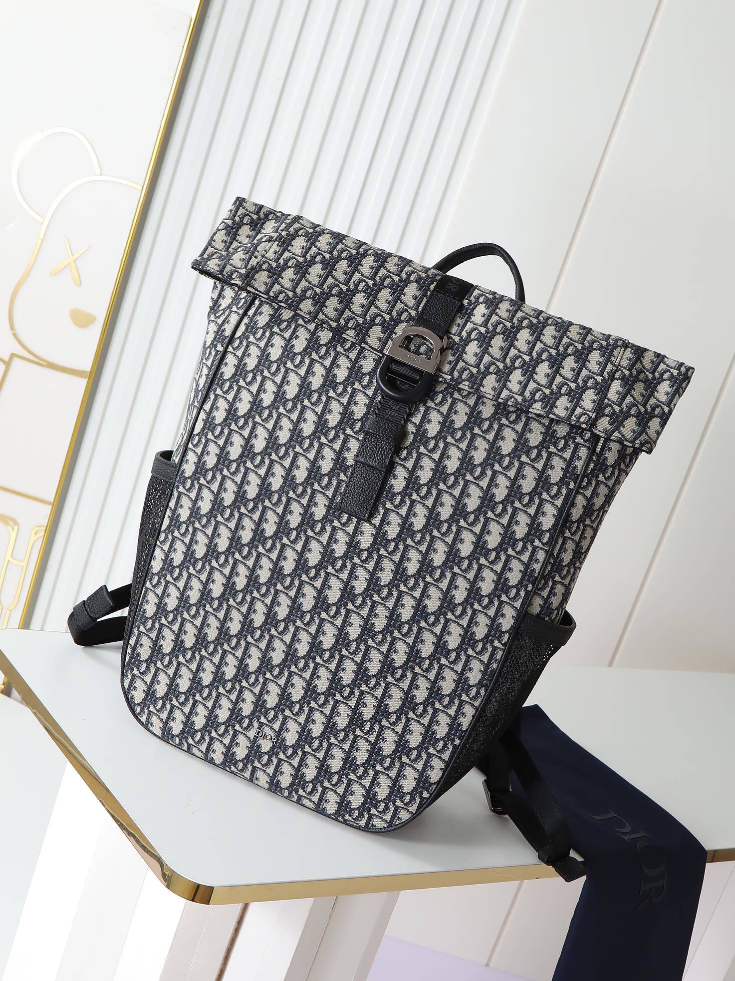 市场最高版本欢迎对比Dior8卷顶双肩背包米色Oblique印花面料编号:1ESBA216YKY_H03