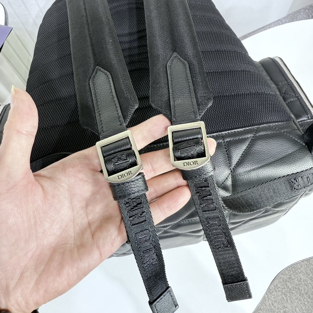 市场最高版本(原单品质
这款双肩背包是二零二四冬季男装系列新品,将现代风格与高订精神融为一体,醒目时尚。