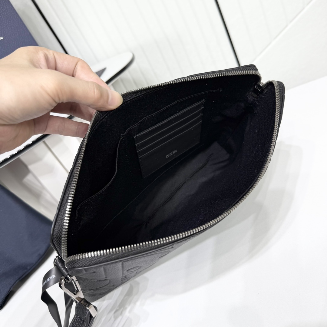 这款手拿包实用而高雅,内部空间宽敞,可收纳各种日常用品。采用别致的黑色 Oblique Galaxy 压