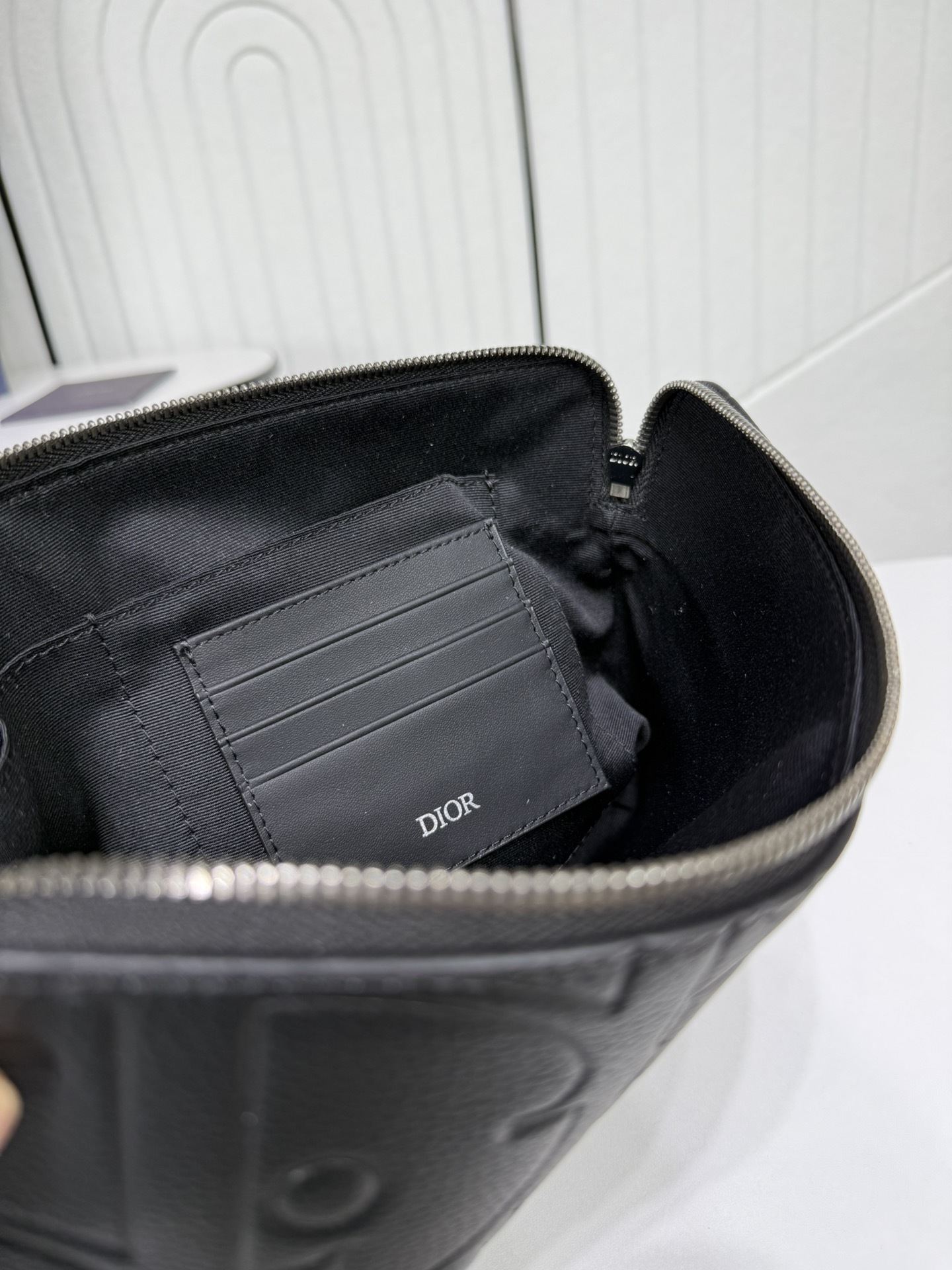 这款手拿包实用而高雅,内部空间宽敞,可收纳各种日常用品。采用别致的黑色 Oblique Galaxy 压