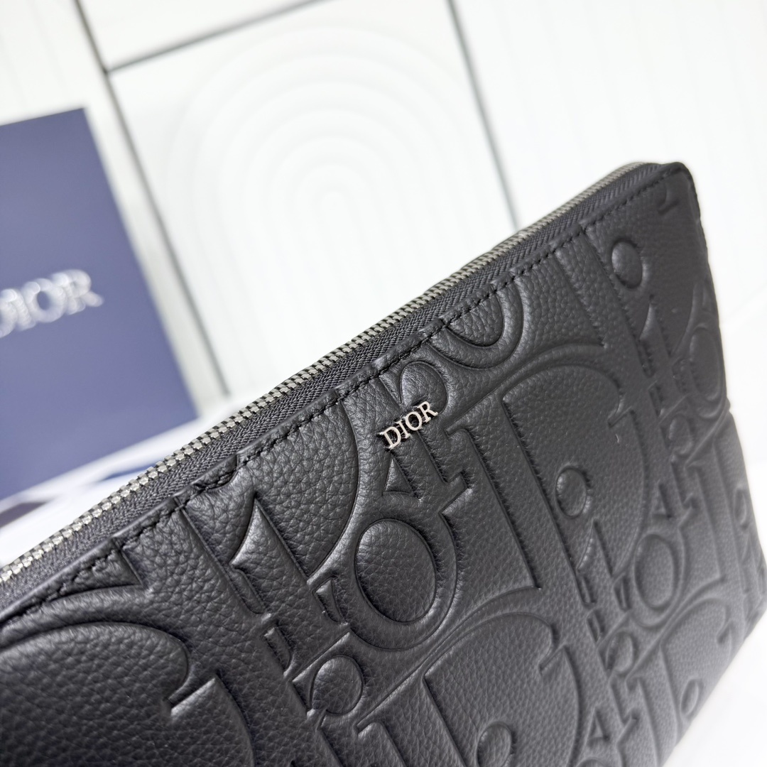 这款手拿包实用而高雅,内部空间宽敞,可收纳各种日常用品。采用别致的黑色 Oblique Galaxy 压