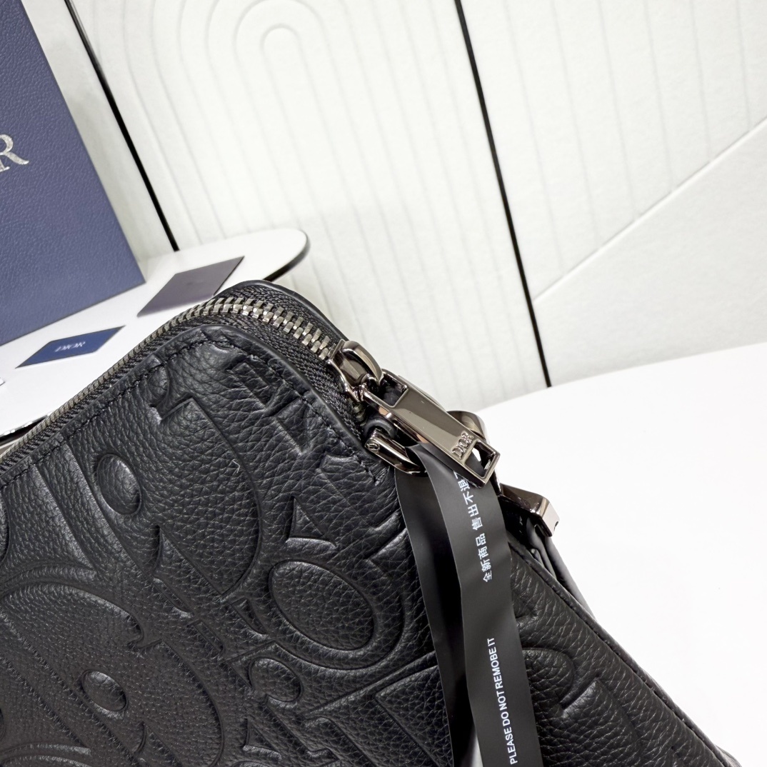 这款手拿包实用而高雅,内部空间宽敞,可收纳各种日常用品。采用别致的黑色 Oblique Galaxy 压