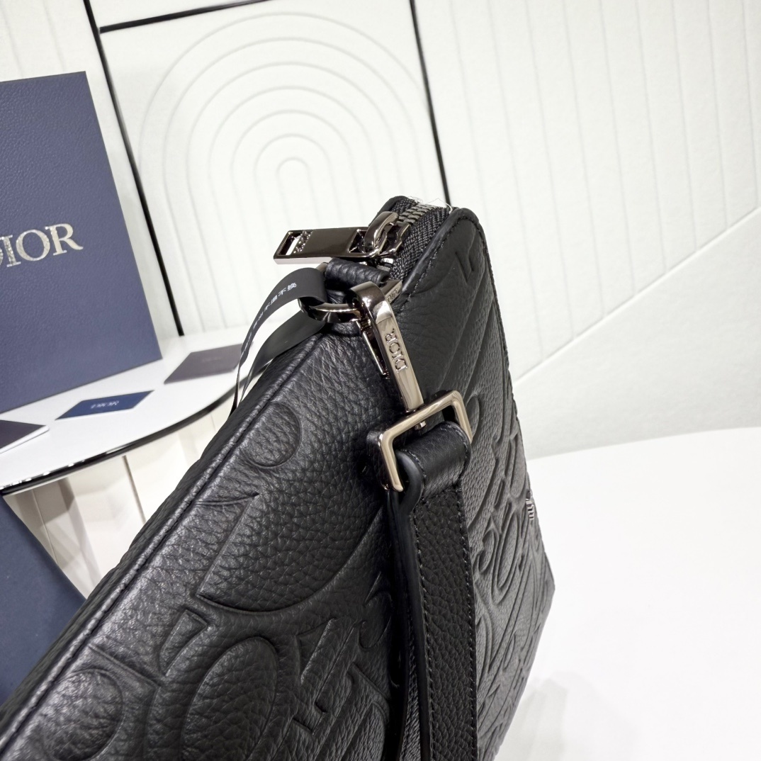 这款手拿包实用而高雅,内部空间宽敞,可收纳各种日常用品。采用别致的黑色 Oblique Galaxy 压