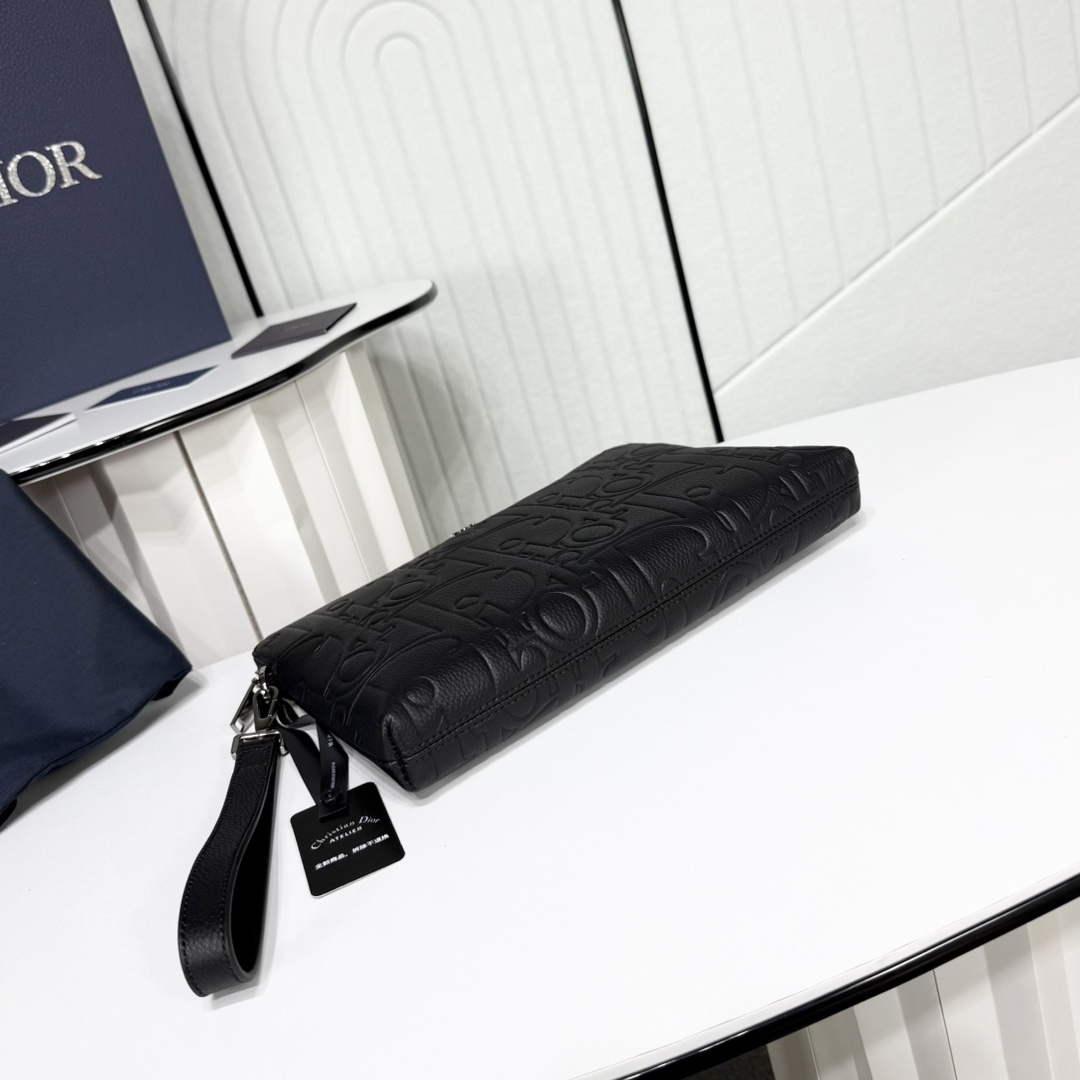 这款手拿包实用而高雅,内部空间宽敞,可收纳各种日常用品。采用别致的黑色 Oblique Galaxy 压