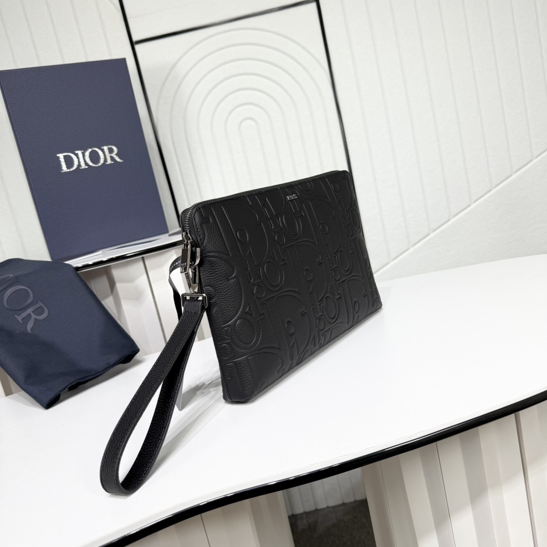 这款手拿包实用而高雅,内部空间宽敞,可收纳各种日常用品。采用别致的黑色 Oblique Galaxy 压