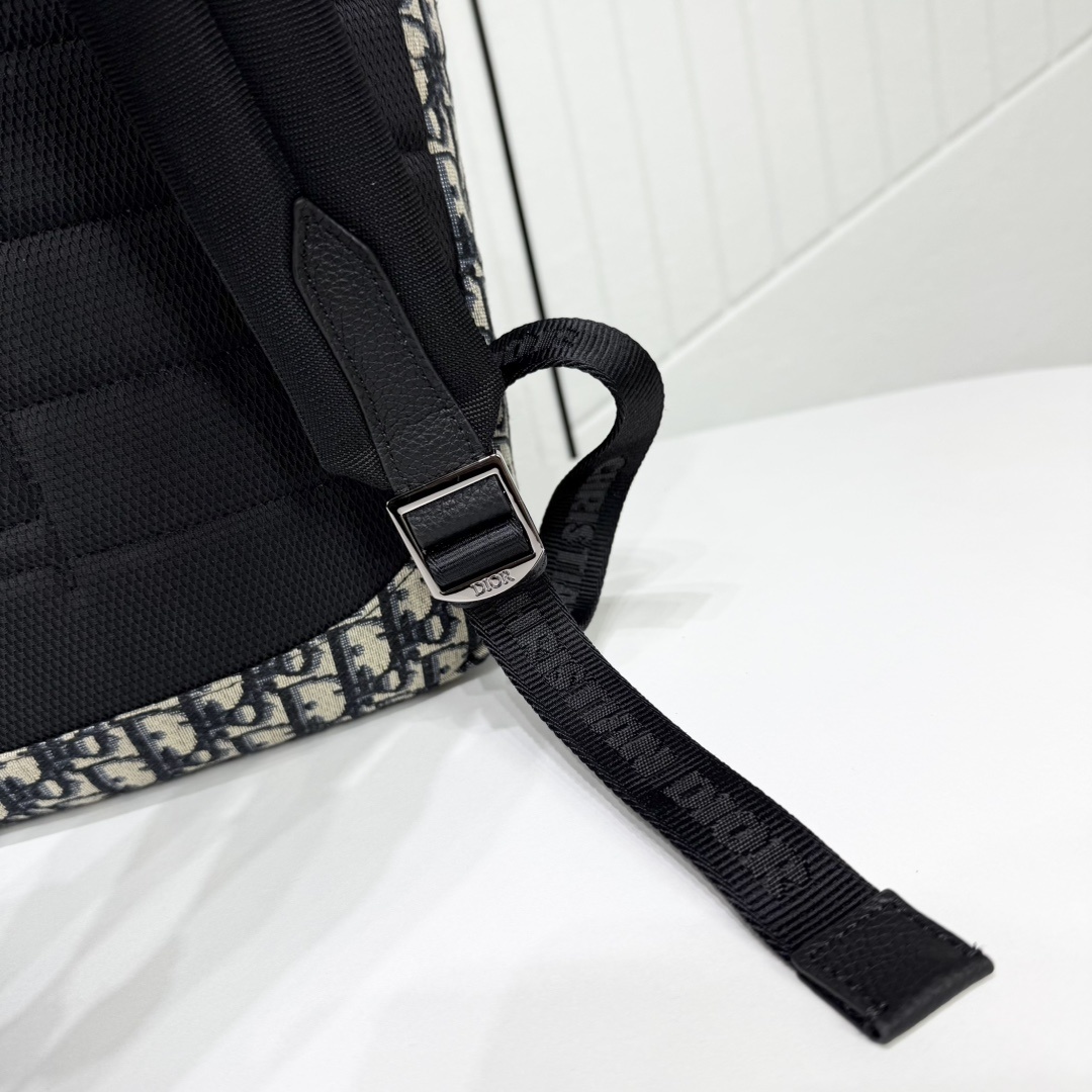 Rider Soft 拉链双肩背包米色和黑色 Oblique 印花面料搭配黑色粒面牛皮革编号: 1ESB