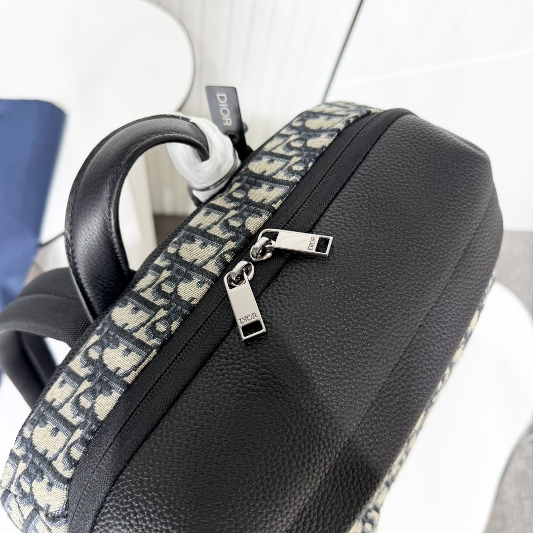 Rider Soft 拉链双肩背包米色和黑色 Oblique 印花面料搭配黑色粒面牛皮革编号: 1ESB