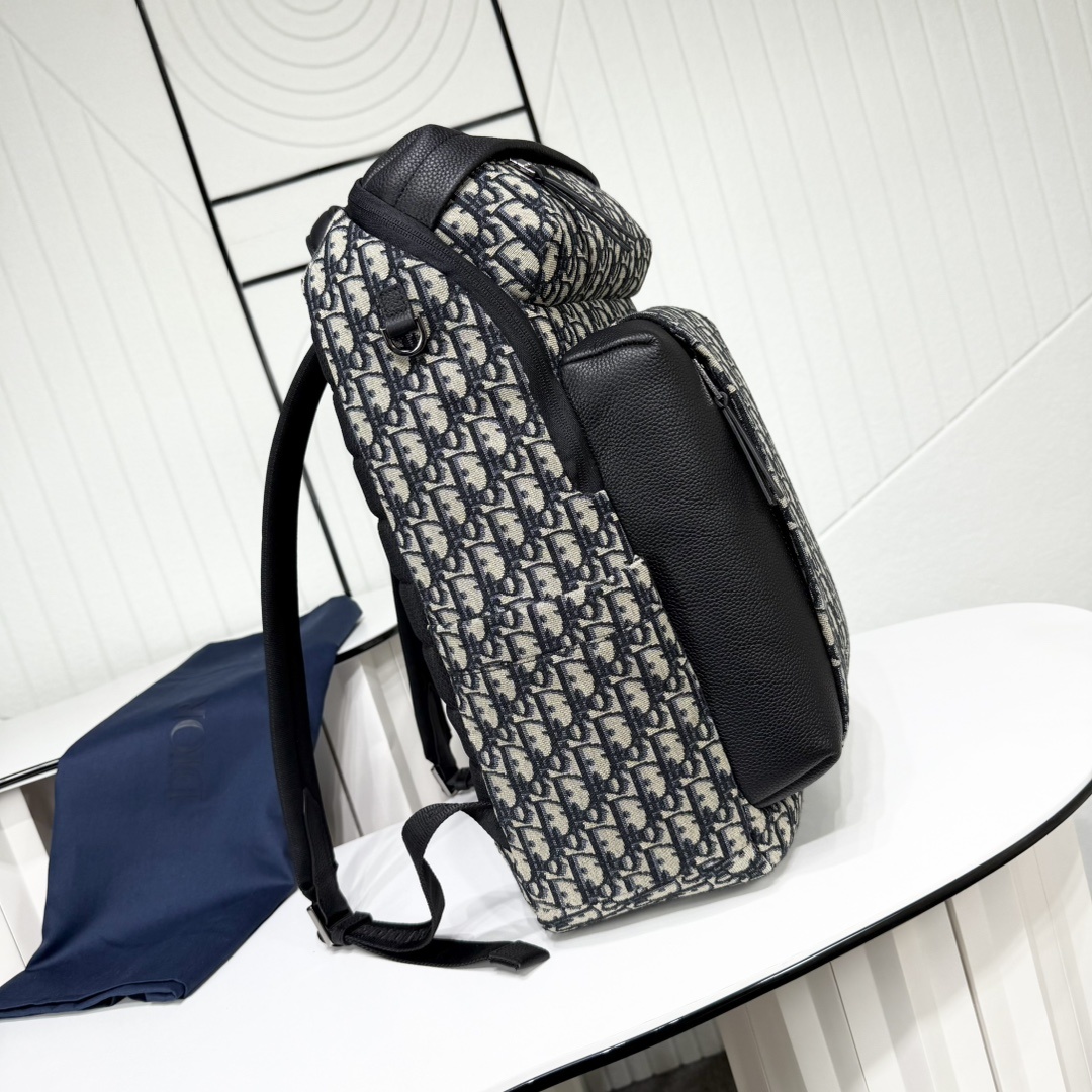 Rider Soft 拉链双肩背包米色和黑色 Oblique 印花面料搭配黑色粒面牛皮革编号: 1ESB