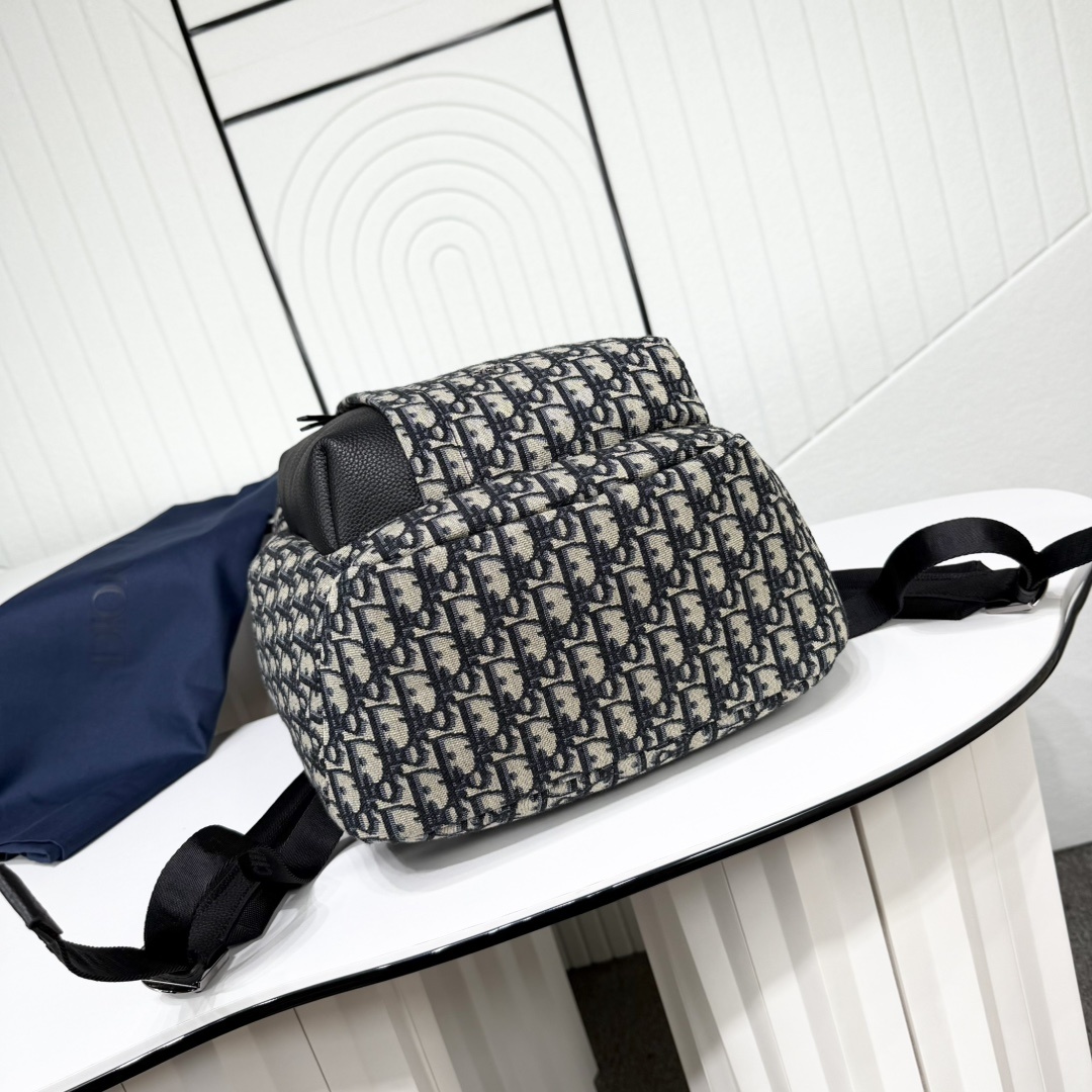 Rider Soft 拉链双肩背包米色和黑色 Oblique 印花面料搭配黑色粒面牛皮革编号: 1ESB