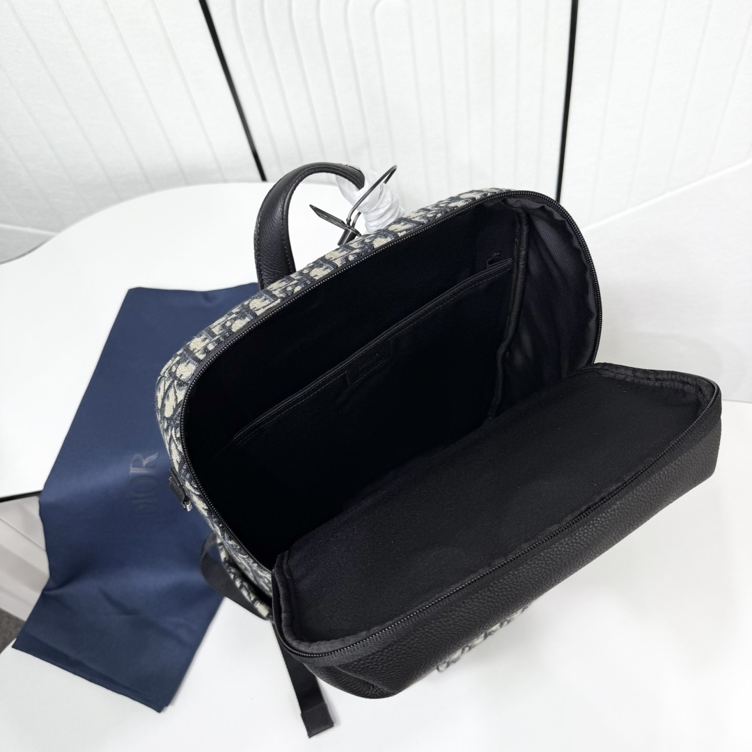 Rider Soft 拉链双肩背包米色和黑色 Oblique 印花面料搭配黑色粒面牛皮革编号: 1ESB