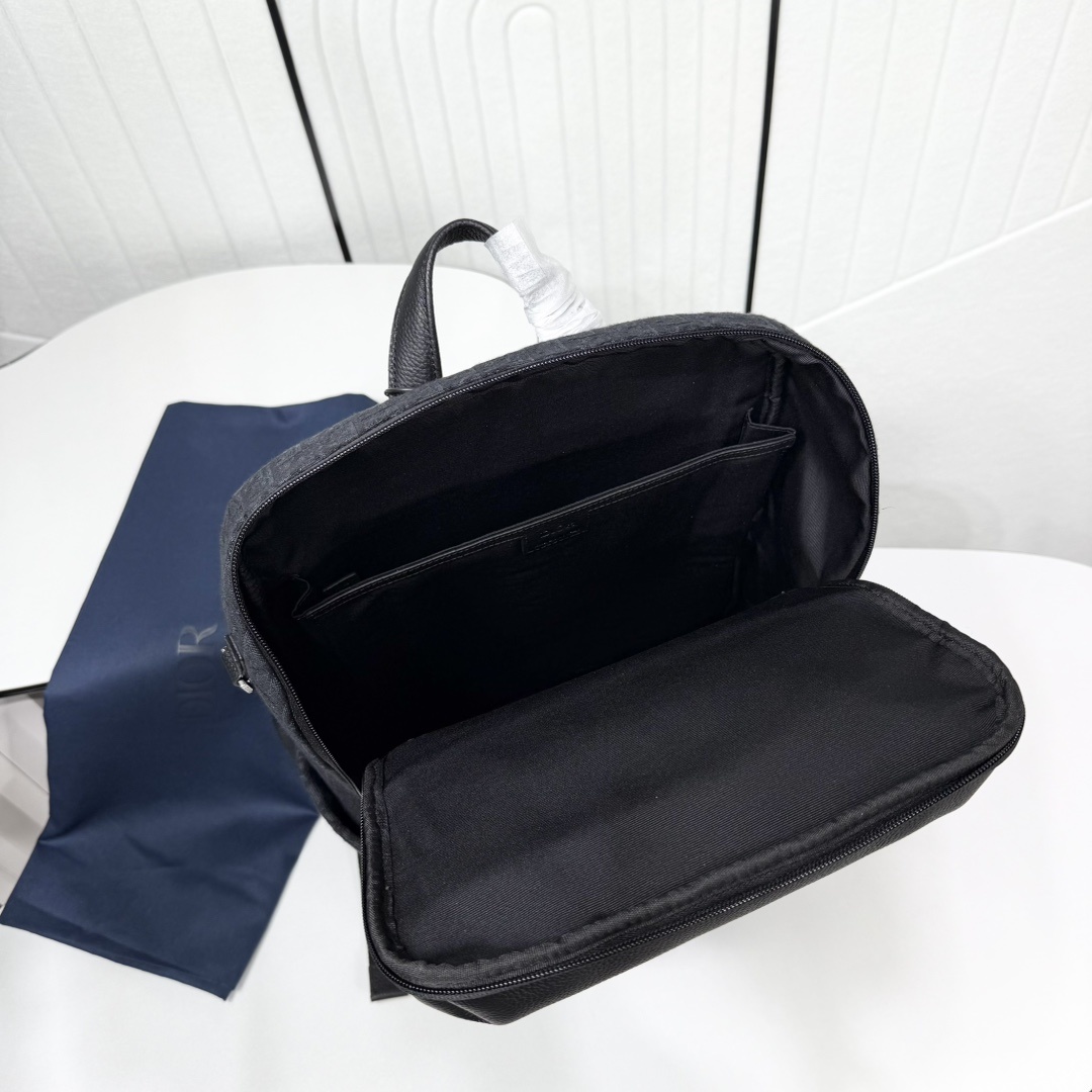 Rider Soft 拉链双肩背包黑色 Oblique 印花面料和黑色粒面牛皮革编号: 1ESBA229