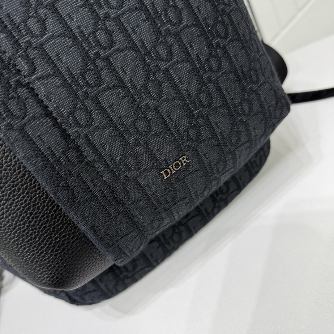 Rider Soft 拉链双肩背包黑色 Oblique 印花面料和黑色粒面牛皮革编号: 1ESBA229