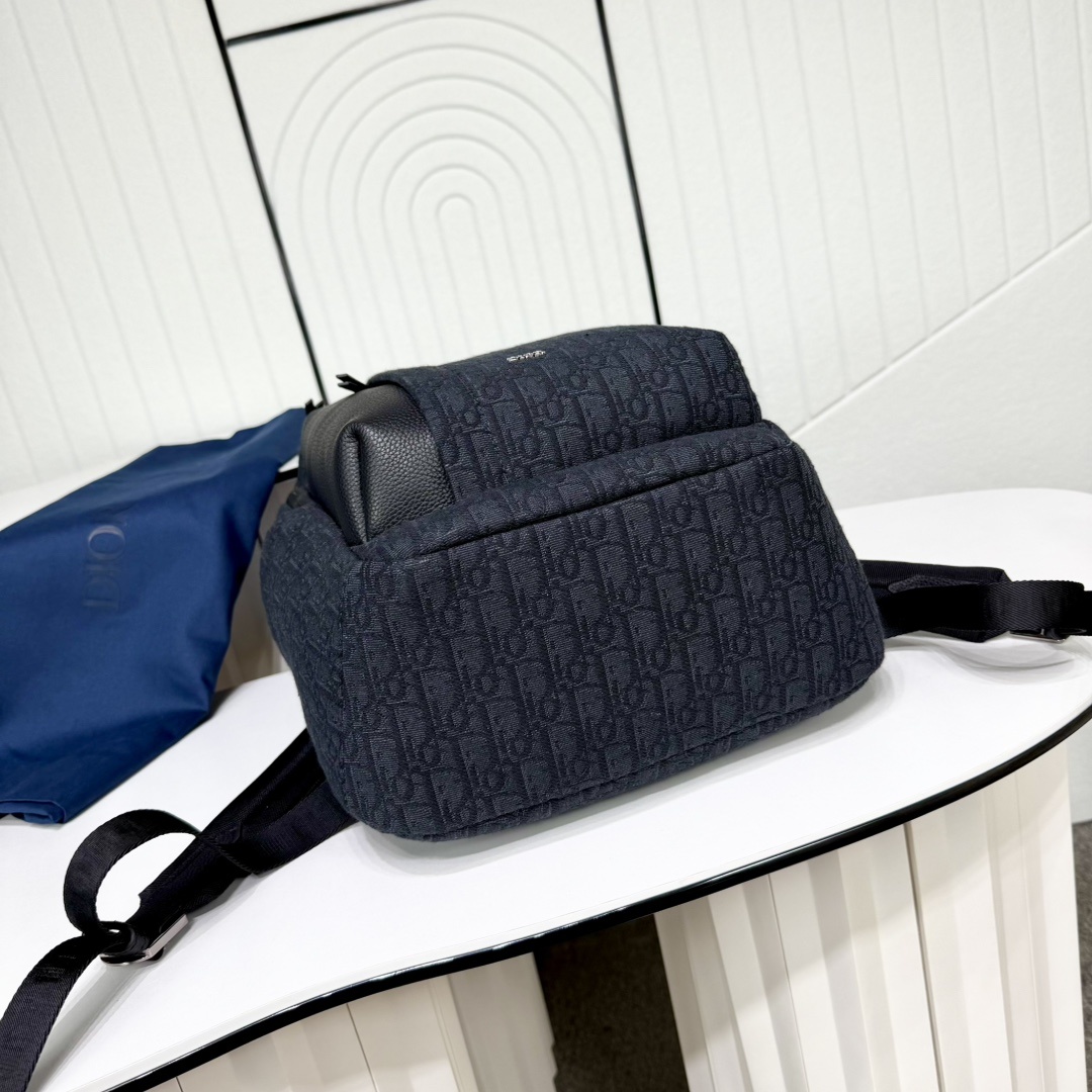 Rider Soft 拉链双肩背包黑色 Oblique 印花面料和黑色粒面牛皮革编号: 1ESBA229