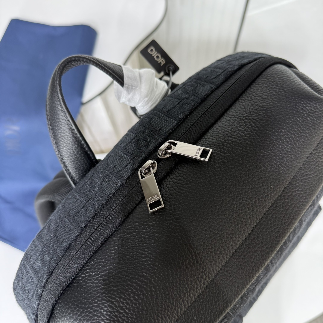 Rider Soft 拉链双肩背包黑色 Oblique 印花面料和黑色粒面牛皮革编号: 1ESBA229