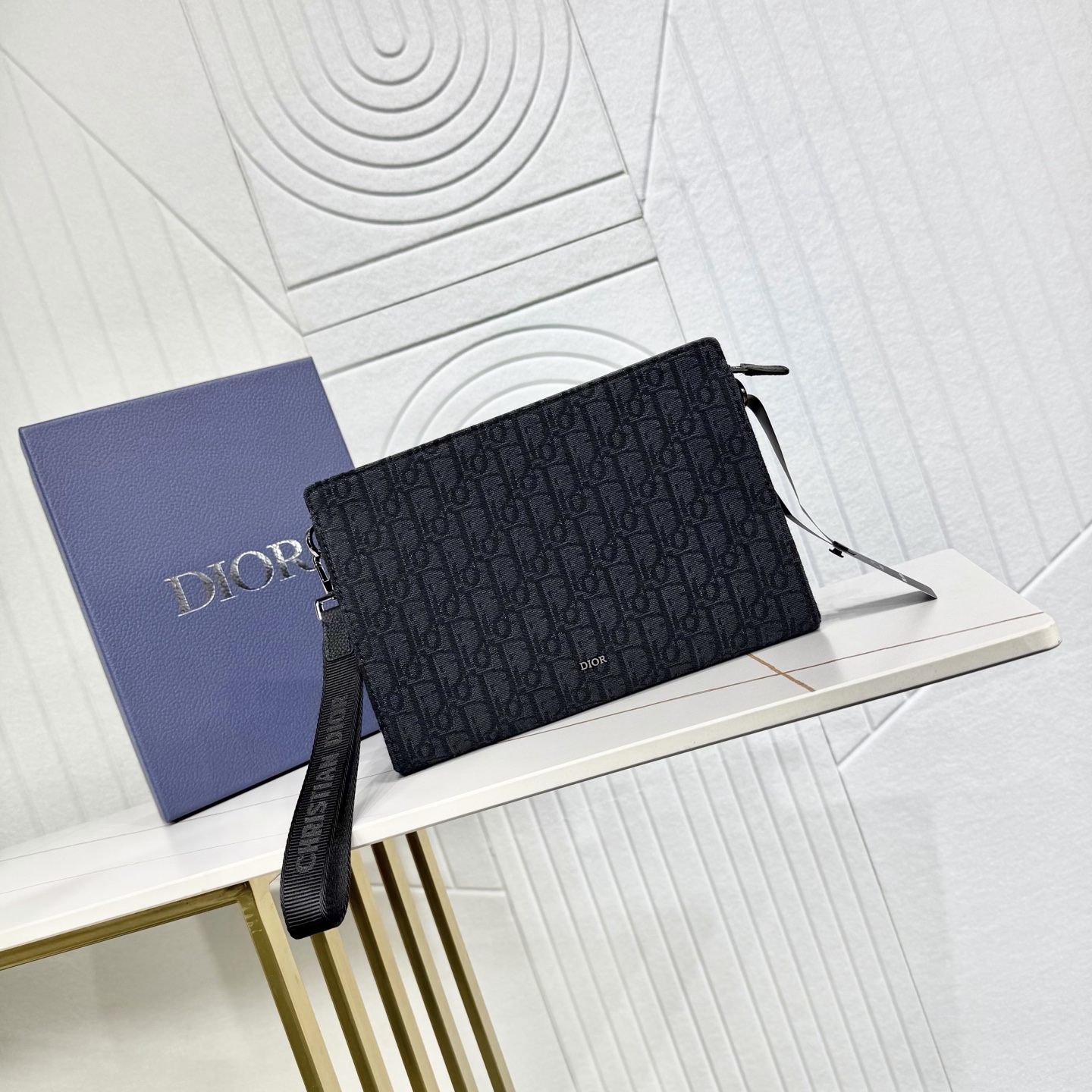 400💰市场最高版本（原单品质）正品打版

【保证全头层进口牛皮，拒绝二层皮，拒绝超纤皮】
«配盒子/礼品袋»

A5 三角形手拿包
黑色 Oblique 印花面料
编号: 2ESCA483YKY_H03E
这款手拿包是 Dior 的主打单品。采用黑色 Oblique 印花面料等材质精心制作，从 Dior 档案汲取灵感，正面饰以 Dior 标志提升格调。设有一个可收纳手机的宽大拉链隔层，还有六个卡槽。搭配可拆卸的尼龙提花腕带，可手提或放入手袋中。
主体：棉，科技面料，牛皮革
里料：科技面料，棉，牛皮革
拉链主隔层
内部插袋
6 个粒面牛皮革卡槽
可拆卸的 Christian Dior 标志尼龙提花腕带
正面饰以金属覆层铜合金 Dior 标志
内部饰有 Dior 压花标志
内含防尘袋
尺寸：27 x 19 x 6.5 厘米（长 x 高 x 宽）
主隔层可收纳各类手机