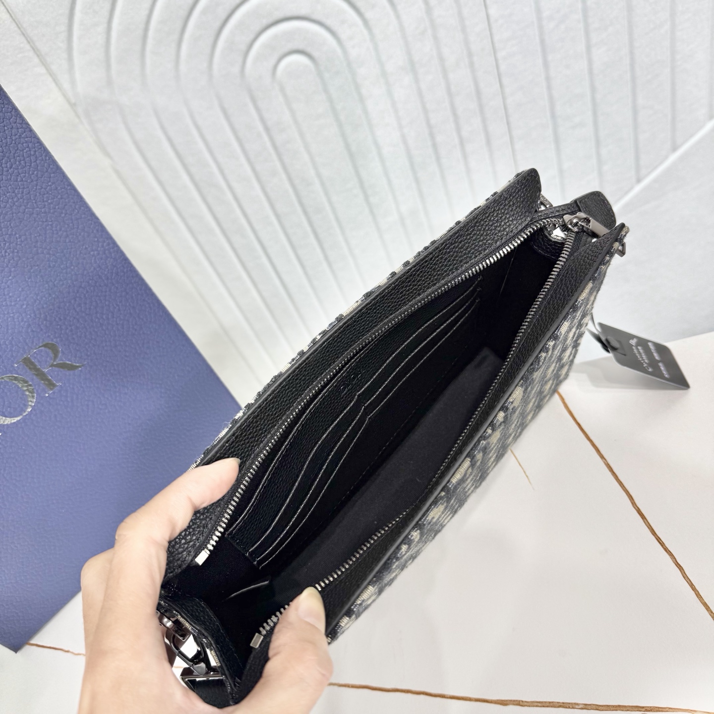 市场最高版本(原单品质)正品打版 【保证全头层进口牛皮,拒绝二层皮,拒绝超纤皮】 «配盒子/礼品袋» A5 三角形手拿包 市场最高版本(原单品质)正品打版 【保证全头层进口牛皮,拒绝二层皮,拒绝超纤皮】 «配盒子/礼品袋» A5 三角形手拿包
