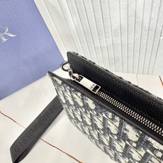 市场最高版本(原单品质)正品打版 【保证全头层进口牛皮,拒绝二层皮,拒绝超纤皮】 «配盒子/礼品袋» A5 三角形手拿包 市场最高版本(原单品质)正品打版 【保证全头层进口牛皮,拒绝二层皮,拒绝超纤皮】 «配盒子/礼品袋» A5 三角形手拿包