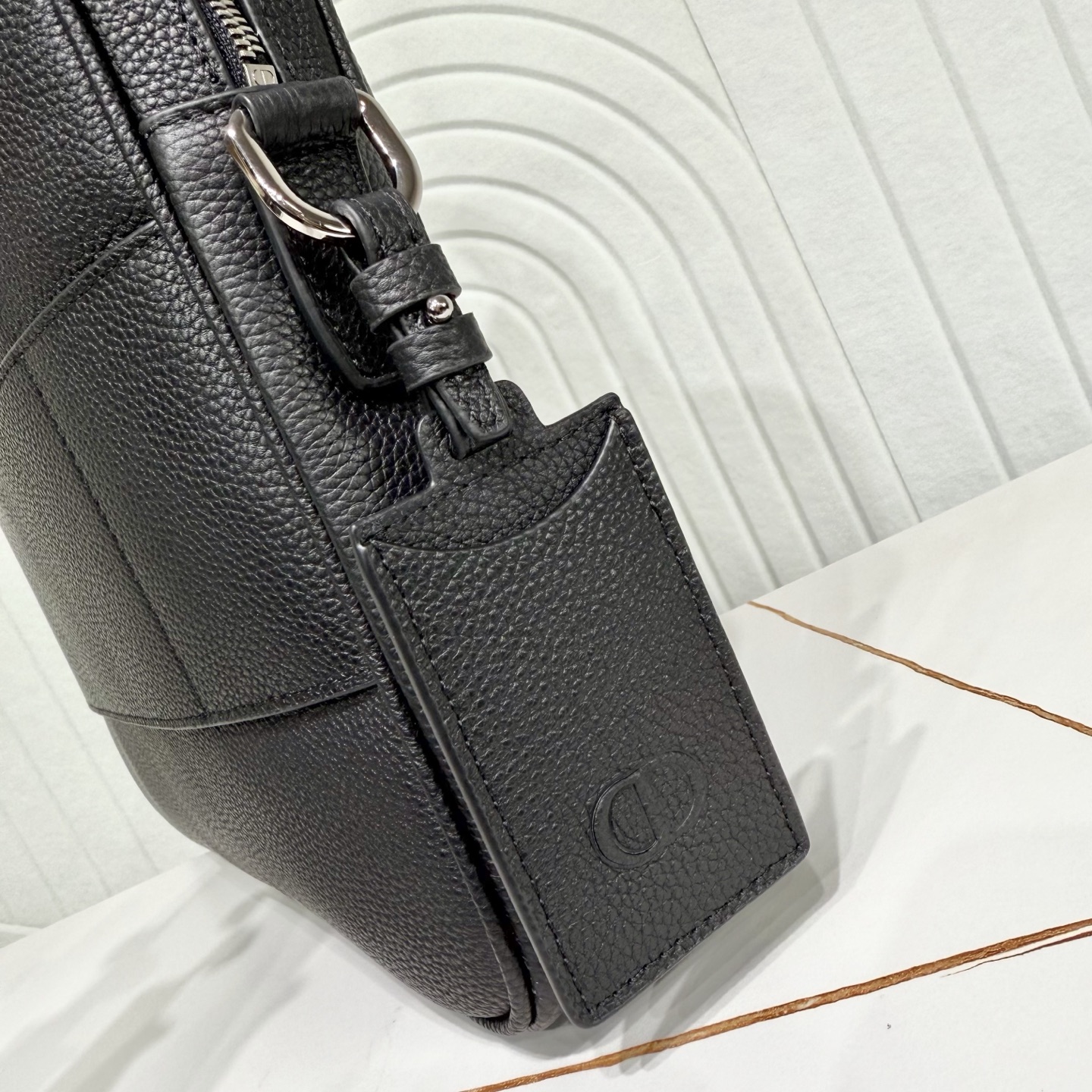 780💰市场最高版本(原单品质)正品打版
【保证全头层进口牛皮,拒绝二层皮,拒绝超纤皮】
CD Icon 拉链公文包
黑色哑光粒面牛皮革
编号:1ICBR184ICO_H00N
这款 CD Icon 拉链是二零二五冬季系列新品,简约设计,彰显 Dior 精湛工艺。采用黑色哑光粒面牛皮革精心制作,正面饰以黑色金属覆层 CD Icon 标志,搭配悬挂在 D 形饰环上的皮革行李标牌,点缀以 CD 压花标志提升格调。宽大的拉链隔层设有两个插袋和一个拉链口袋,CD 里料灵感源自 Dior 的精裁工艺。款式经典,搭配可折叠顶部手柄和可调节、可拆卸的肩带,可手提、肩背或斜挎,与各式单品相得益彰。
主体:牛皮革
里料:科技面料,棉,牛皮革
拉链主隔层
2 个插袋和 1 个内部拉链口袋
D 形饰环可悬挂 CD 压花皮革行李标牌
顶部皮革手柄
可调节、可拆卸的皮革肩带搭配龙虾扣和肩垫
后侧拉杆饰带
正面黑色金属覆层铜合金 CD Icon 标志
内部饰有 Dior 压花标志
内含防尘袋
意大利制造
尺寸:36 x 27.5 x 5.5 厘米(长 x 高 x 宽)
主隔层可收纳 1 部 13 英寸笔记本、A4 文件和 1 部平板