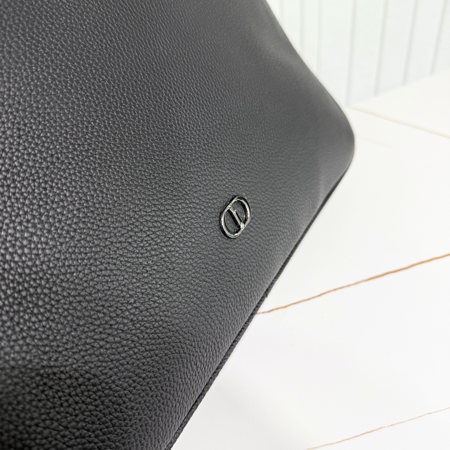 780💰市场最高版本(原单品质)正品打版
【保证全头层进口牛皮,拒绝二层皮,拒绝超纤皮】
CD Icon 拉链公文包
黑色哑光粒面牛皮革
编号:1ICBR184ICO_H00N
这款 CD Icon 拉链是二零二五冬季系列新品,简约设计,彰显 Dior 精湛工艺。采用黑色哑光粒面牛皮革精心制作,正面饰以黑色金属覆层 CD Icon 标志,搭配悬挂在 D 形饰环上的皮革行李标牌,点缀以 CD 压花标志提升格调。宽大的拉链隔层设有两个插袋和一个拉链口袋,CD 里料灵感源自 Dior 的精裁工艺。款式经典,搭配可折叠顶部手柄和可调节、可拆卸的肩带,可手提、肩背或斜挎,与各式单品相得益彰。
主体:牛皮革
里料:科技面料,棉,牛皮革
拉链主隔层
2 个插袋和 1 个内部拉链口袋
D 形饰环可悬挂 CD 压花皮革行李标牌
顶部皮革手柄
可调节、可拆卸的皮革肩带搭配龙虾扣和肩垫
后侧拉杆饰带
正面黑色金属覆层铜合金 CD Icon 标志
内部饰有 Dior 压花标志
内含防尘袋
意大利制造
尺寸:36 x 27.5 x 5.5 厘米(长 x 高 x 宽)
主隔层可收纳 1 部 13 英寸笔记本、A4 文件和 1 部平板