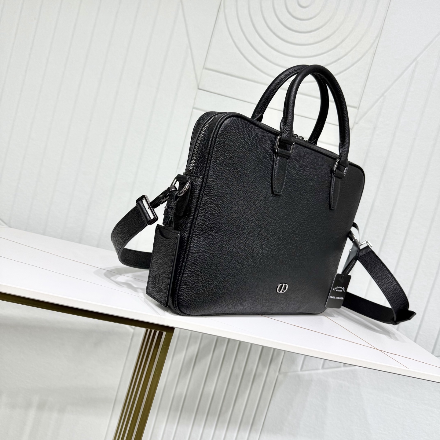 780💰市场最高版本(原单品质)正品打版
【保证全头层进口牛皮,拒绝二层皮,拒绝超纤皮】
CD Icon 拉链公文包
黑色哑光粒面牛皮革
编号:1ICBR184ICO_H00N
这款 CD Icon 拉链是二零二五冬季系列新品,简约设计,彰显 Dior 精湛工艺。采用黑色哑光粒面牛皮革精心制作,正面饰以黑色金属覆层 CD Icon 标志,搭配悬挂在 D 形饰环上的皮革行李标牌,点缀以 CD 压花标志提升格调。宽大的拉链隔层设有两个插袋和一个拉链口袋,CD 里料灵感源自 Dior 的精裁工艺。款式经典,搭配可折叠顶部手柄和可调节、可拆卸的肩带,可手提、肩背或斜挎,与各式单品相得益彰。
主体:牛皮革
里料:科技面料,棉,牛皮革
拉链主隔层
2 个插袋和 1 个内部拉链口袋
D 形饰环可悬挂 CD 压花皮革行李标牌
顶部皮革手柄
可调节、可拆卸的皮革肩带搭配龙虾扣和肩垫
后侧拉杆饰带
正面黑色金属覆层铜合金 CD Icon 标志
内部饰有 Dior 压花标志
内含防尘袋
意大利制造
尺寸:36 x 27.5 x 5.5 厘米(长 x 高 x 宽)
主隔层可收纳 1 部 13 英寸笔记本、A4 文件和 1 部平板