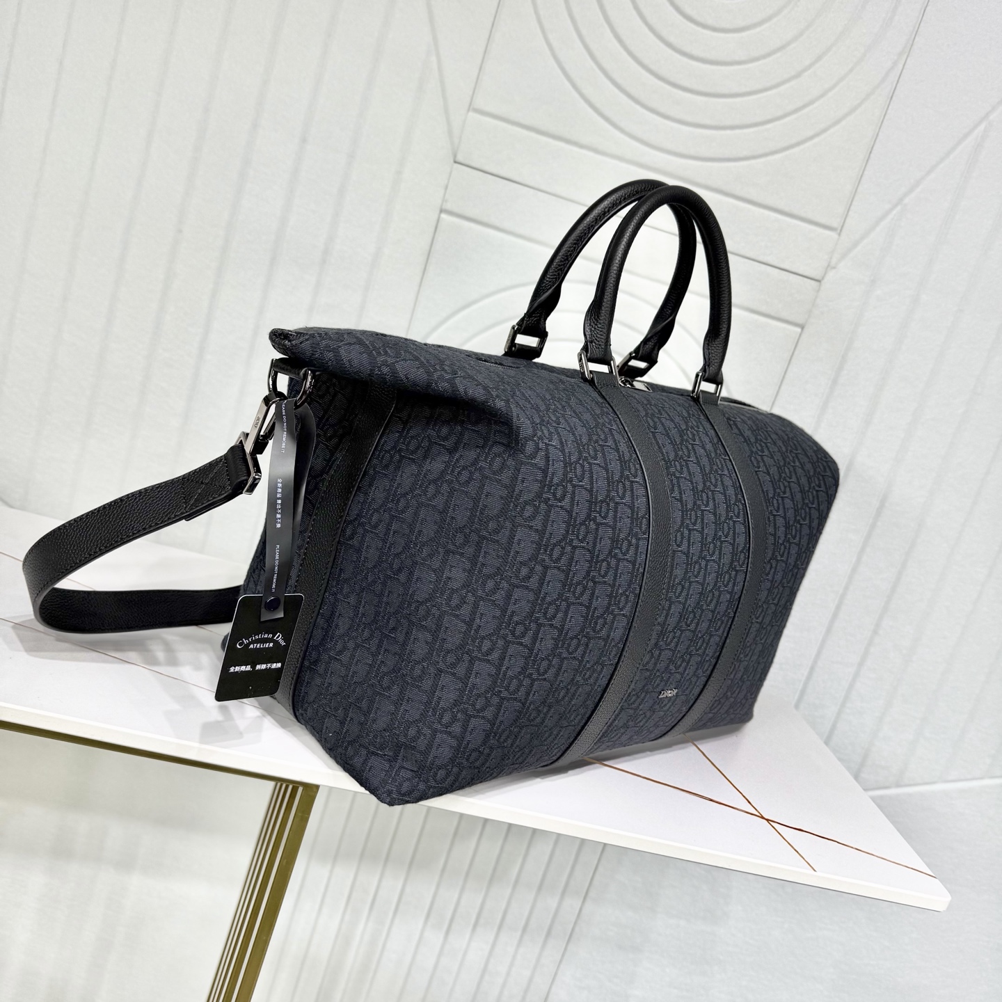 720💰市场最高版本(原单品质)正品打版
【保证进口头层牛皮,拒绝二层皮,拒绝超纤皮】
Weekender 40 手袋
黑色 Oblique 印花面料和黑色粒面牛皮革
编号: 1ESDU134YKY_H03E
这款 Weekender 40 手袋彰显经久不衰的高雅风格。采用黑色 Oblique 印花面料等材质精心制作,全新演绎经典的 Dior 图案,饰以同色调粒面牛皮革细节和正面的 Dior 标志提升格调。设有宽大的拉链主隔层,可收纳各种周末假日的用品。搭配可调节、可拆卸的肩带和顶部皮革手柄,可手提或肩背。
主体:棉,牛皮革,科技面料
里料:科技面料,棉,牛皮革
拉链主隔层
内部拉链口袋
顶部皮革手柄
可调节、可拆卸的皮革肩带搭配龙虾扣
保护性金属垫脚
正面饰以金属覆层铜合金 Dior 标志
内部饰有 Dior 压花标志
内含防尘袋
意大利制造
尺寸:58 x 33 x 22.5 厘米(长 x 高 x 宽)
肩带长度:87 - 115.5 厘米
肩带顶端至手袋顶端长度:32 - 49 厘米
顶部手柄长度:32 厘米
顶部手柄顶端至手袋顶端长度:9 厘米