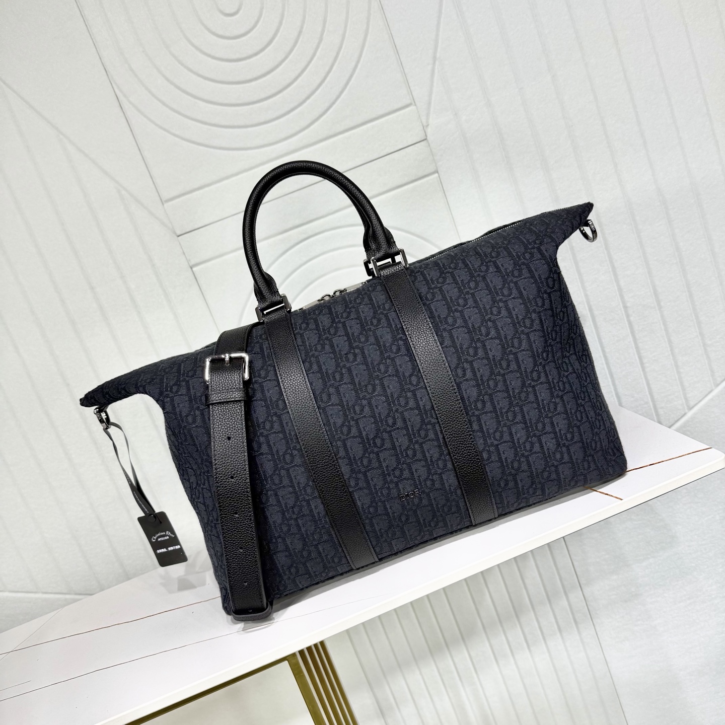 720💰市场最高版本（原单品质）正品打版

【保证进口头层牛皮，拒绝二层皮，拒绝超纤皮】

Weekender 40 手袋
黑色 Oblique 印花面料和黑色粒面牛皮革
编号: 1ESDU134YKY_H03E
这款 Weekender 40 手袋彰显经久不衰的高雅风格。采用黑色 Oblique 印花面料等材质精心制作，全新演绎经典的 Dior 图案，饰以同色调粒面牛皮革细节和正面的 Dior 标志提升格调。设有宽大的拉链主隔层，可收纳各种周末假日的用品。搭配可调节、可拆卸的肩带和顶部皮革手柄，可手提或肩背。
主体：棉，牛皮革，科技面料
里料：科技面料，棉，牛皮革
拉链主隔层
内部拉链口袋
顶部皮革手柄
可调节、可拆卸的皮革肩带搭配龙虾扣
保护性金属垫脚
正面饰以金属覆层铜合金 Dior 标志
内部饰有 Dior 压花标志
内含防尘袋
意大利制造
尺寸：58 x 33 x 22.5 厘米（长 x 高 x 宽）
肩带长度：87 - 115.5 厘米
肩带顶端至手袋顶端长度：32 - 49 厘米
顶部手柄长度：32 厘米
顶部手柄顶端至手袋顶端长度：9 厘米