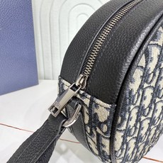 市场最高版本(原单品质)正品打版 【保证进口头层牛皮,拒绝二层皮,拒绝超纤皮】 Dior Yoyo 拉链信使包 米色和黑 市场最高版本(原单品质)正品打版 【保证进口头层牛皮,拒绝二层皮,拒绝超纤皮】 Dior Yoyo 拉链信使包 米色和黑