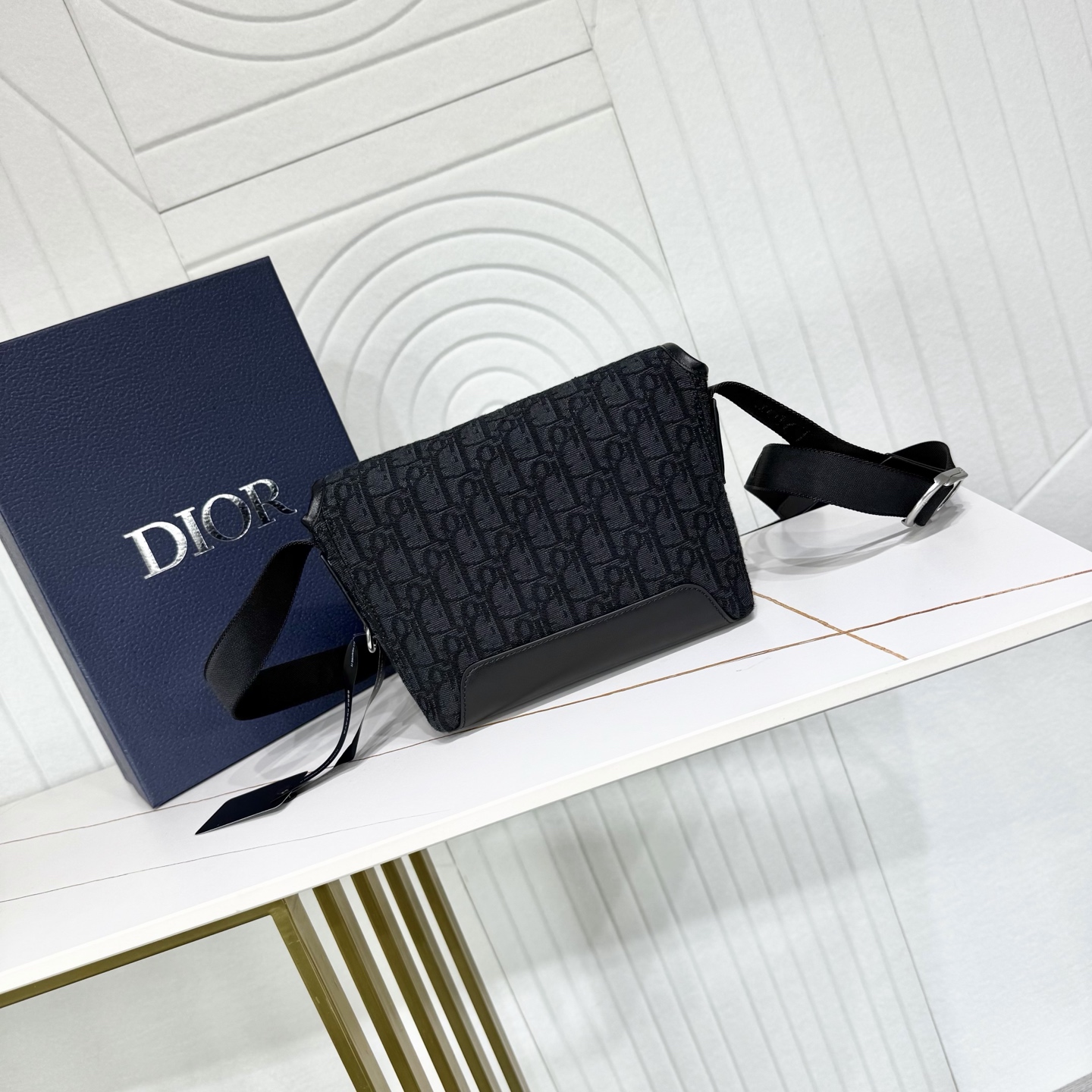 【市场最高版本】(原单品质)正品打版 «配盒子/礼品袋» 迷你 Dior Jett 翻盖信使包 棕色 Oblique 印 【市场最高版本】(原单品质)正品打版 «配盒子/礼品袋» 迷你 Dior Jett 翻盖信使包 棕色 Oblique 印