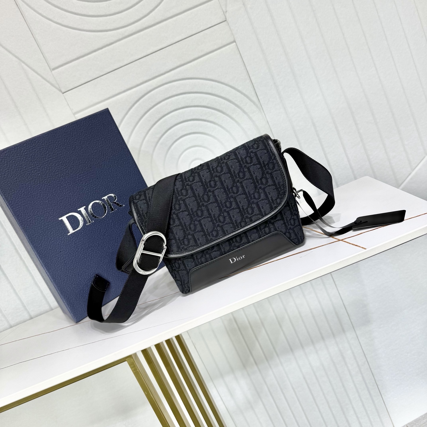 【市场最高版本】(原单品质)正品打版 «配盒子/礼品袋» 迷你 Dior Jett 翻盖信使包 棕色 Oblique 印 【市场最高版本】(原单品质)正品打版 «配盒子/礼品袋» 迷你 Dior Jett 翻盖信使包 棕色 Oblique 印