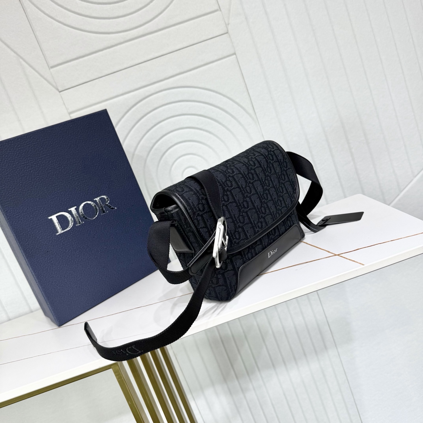 【市场最高版本】(原单品质)正品打版 «配盒子/礼品袋» 迷你 Dior Jett 翻盖信使包 棕色 Oblique 印 【市场最高版本】(原单品质)正品打版 «配盒子/礼品袋» 迷你 Dior Jett 翻盖信使包 棕色 Oblique 印