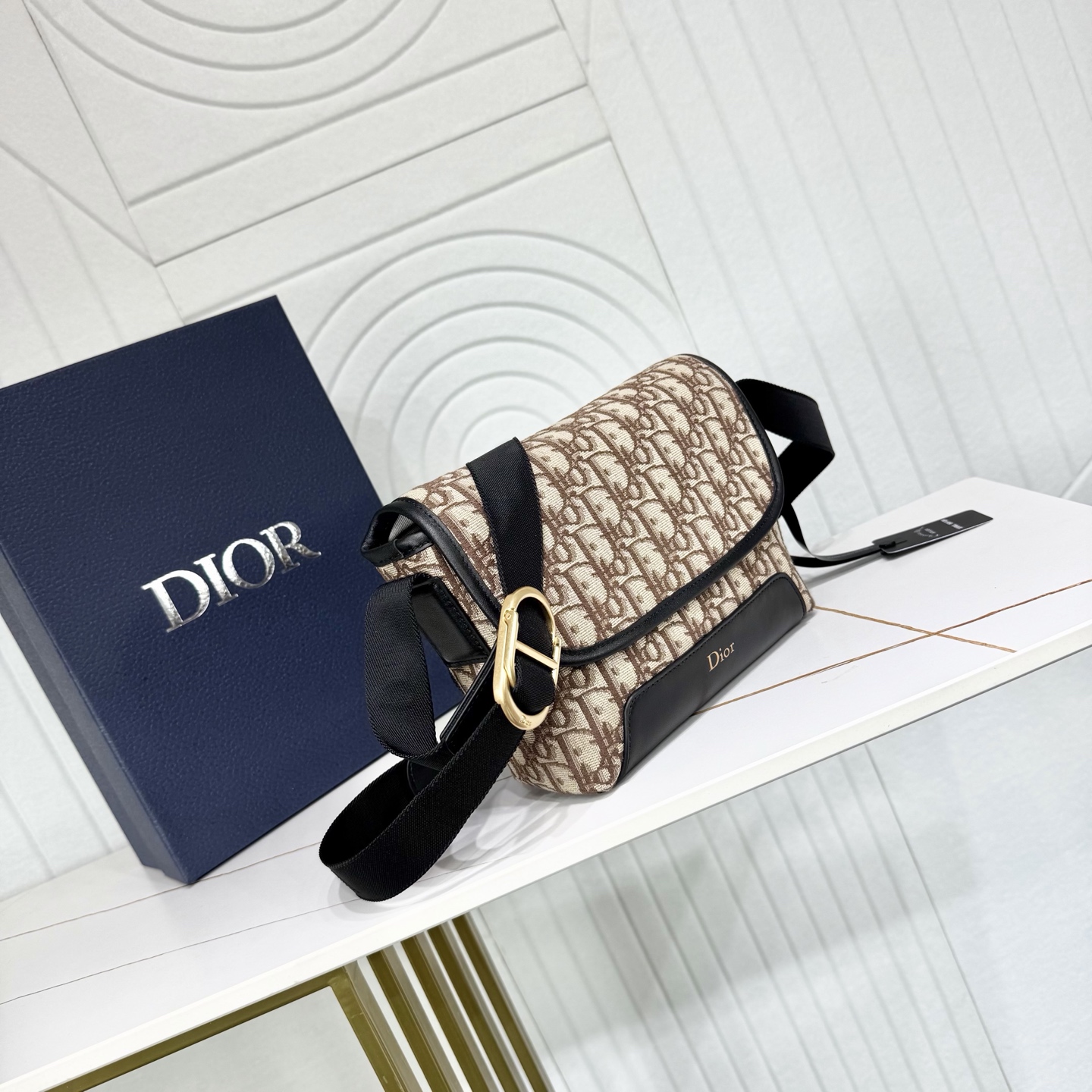 【市场最高版本】(原单品质)正品打版 «配盒子/礼品袋» 迷你 Dior Jett 翻盖信使包 棕色 Oblique 印 【市场最高版本】(原单品质)正品打版 «配盒子/礼品袋» 迷你 Dior Jett 翻盖信使包 棕色 Oblique 印