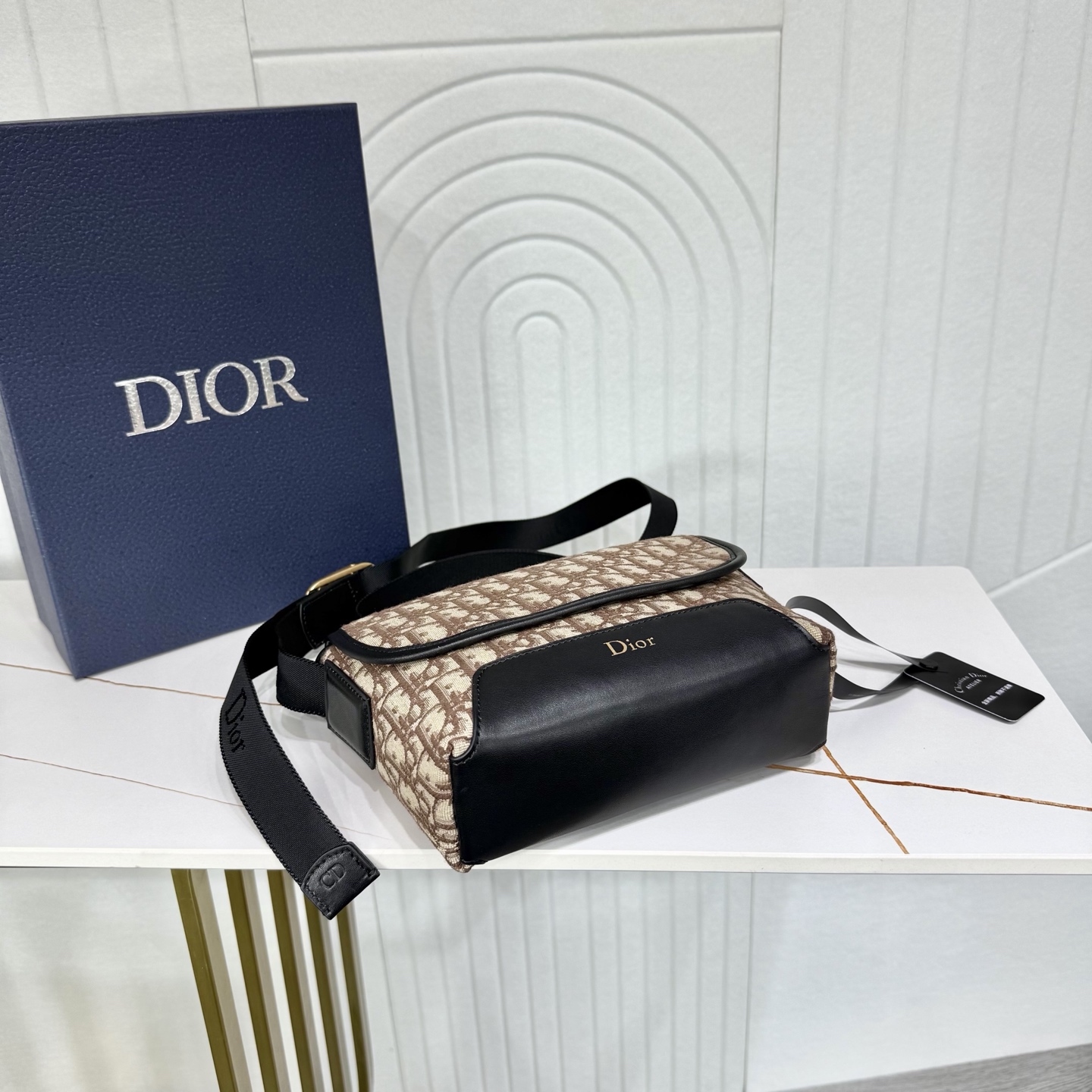 【市场最高版本】(原单品质)正品打版 «配盒子/礼品袋» 迷你 Dior Jett 翻盖信使包 棕色 Oblique 印 【市场最高版本】(原单品质)正品打版 «配盒子/礼品袋» 迷你 Dior Jett 翻盖信使包 棕色 Oblique 印