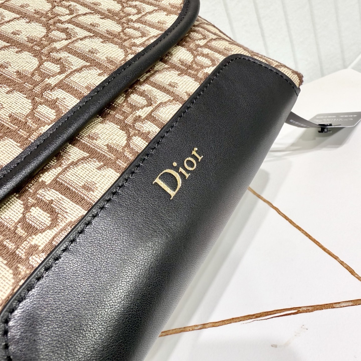 【市场最高版本】(原单品质)正品打版 «配盒子/礼品袋» 迷你 Dior Jett 翻盖信使包 棕色 Oblique 印 【市场最高版本】(原单品质)正品打版 «配盒子/礼品袋» 迷你 Dior Jett 翻盖信使包 棕色 Oblique 印