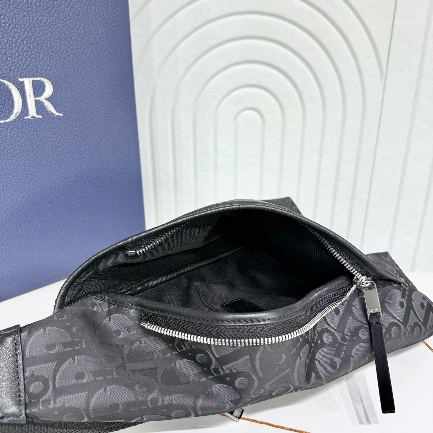 【市场最高版本】(原单品质)正品打版 «配盒子/礼品袋» Dior Trek 拉链单肩包 黑色 Oblique 印花尼龙 【市场最高版本】(原单品质)正品打版 «配盒子/礼品袋» Dior Trek 拉链单肩包 黑色 Oblique 印花尼龙