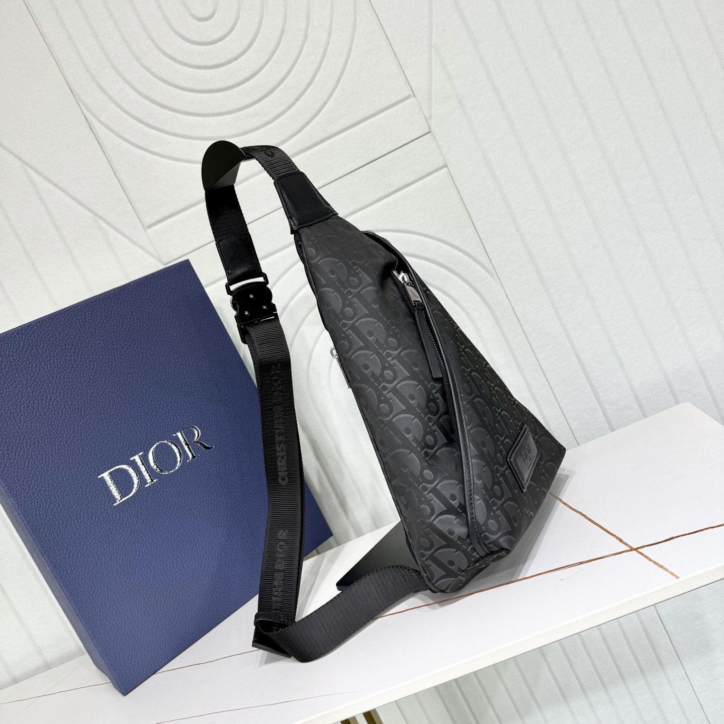 【市场最高版本】(原单品质)正品打版 «配盒子/礼品袋» Dior Trek 拉链单肩包 黑色 Oblique 印花尼龙 【市场最高版本】(原单品质)正品打版 «配盒子/礼品袋» Dior Trek 拉链单肩包 黑色 Oblique 印花尼龙