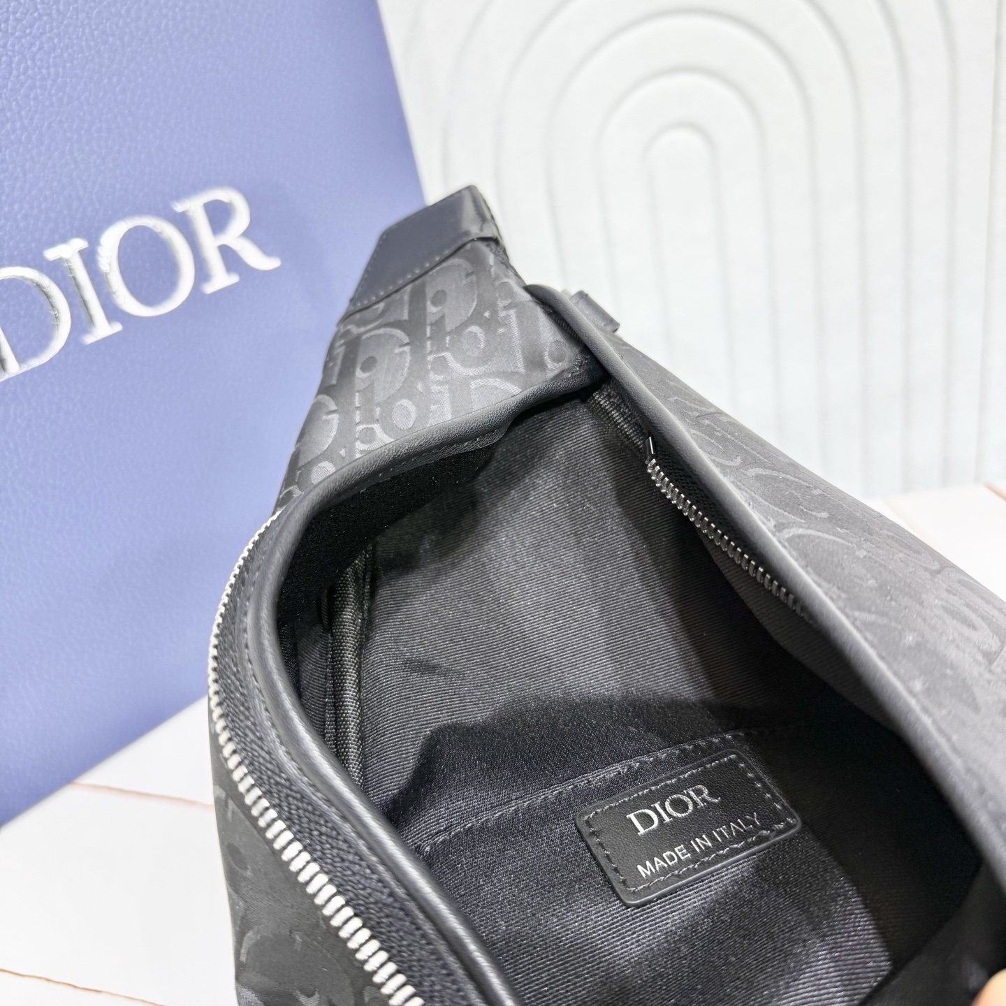 【市场最高版本】(原单品质)正品打版 «配盒子/礼品袋» Dior Trek 拉链单肩包 黑色 Oblique 印花尼龙 【市场最高版本】(原单品质)正品打版 «配盒子/礼品袋» Dior Trek 拉链单肩包 黑色 Oblique 印花尼龙