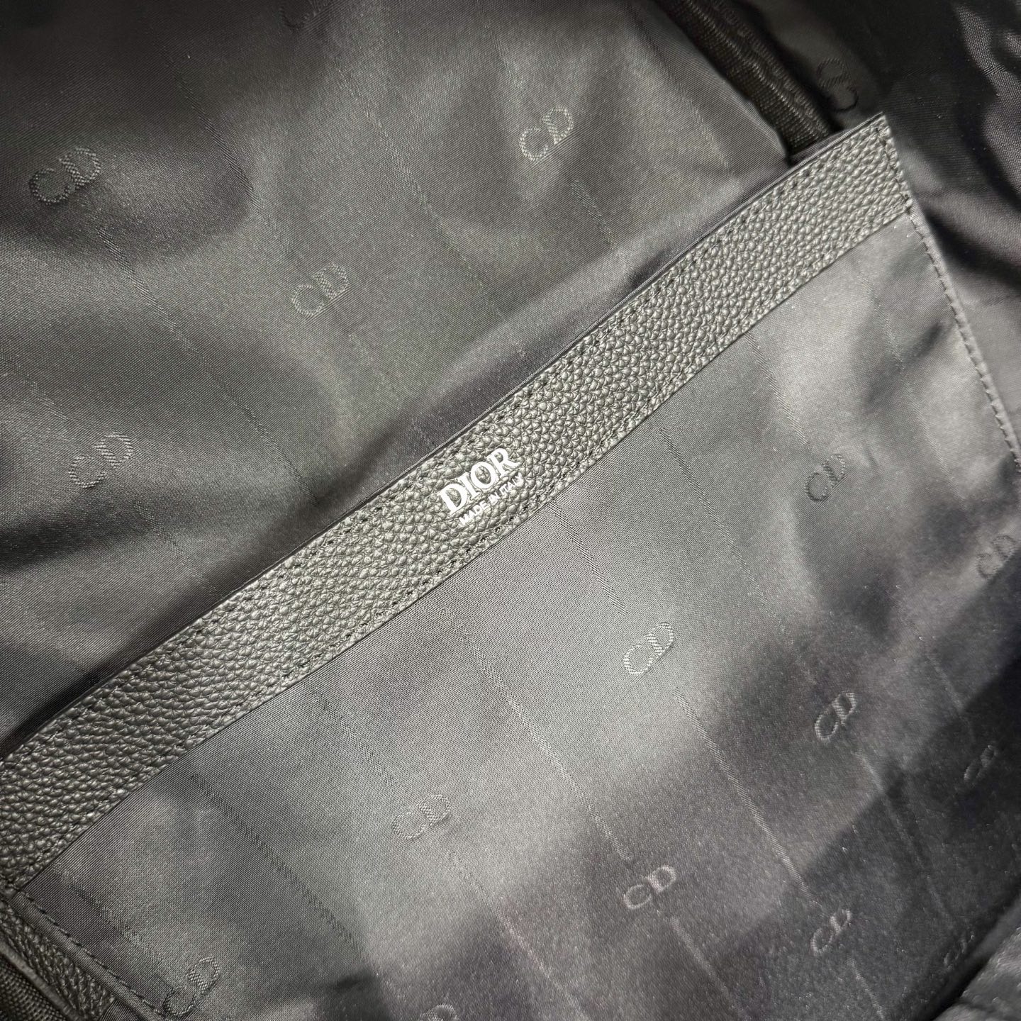 市场最高版本(原单品质)正品打版 【保证全头层进口牛皮,拒绝二层皮,拒绝超纤皮】 CD Icon 拉链双肩背包 黑色哑光 市场最高版本(原单品质)正品打版 【保证全头层进口牛皮,拒绝二层皮,拒绝超纤皮】 CD Icon 拉链双肩背包 黑色哑光