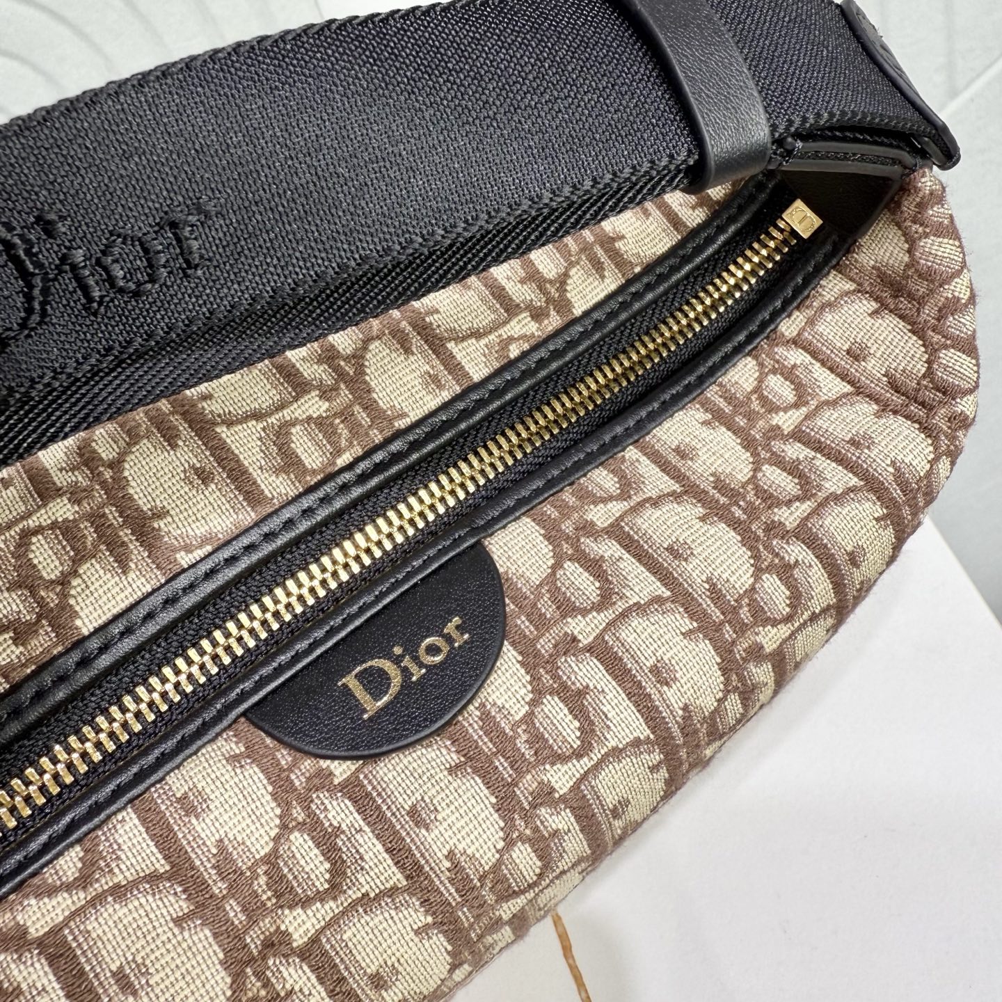 【市场最高版本】(原单品质)正品打版 «配盒子/礼品袋» Dior Jett 手拿包 棕色 Oblique 印花面料 编 【市场最高版本】(原单品质)正品打版 «配盒子/礼品袋» Dior Jett 手拿包 棕色 Oblique 印花面料 编