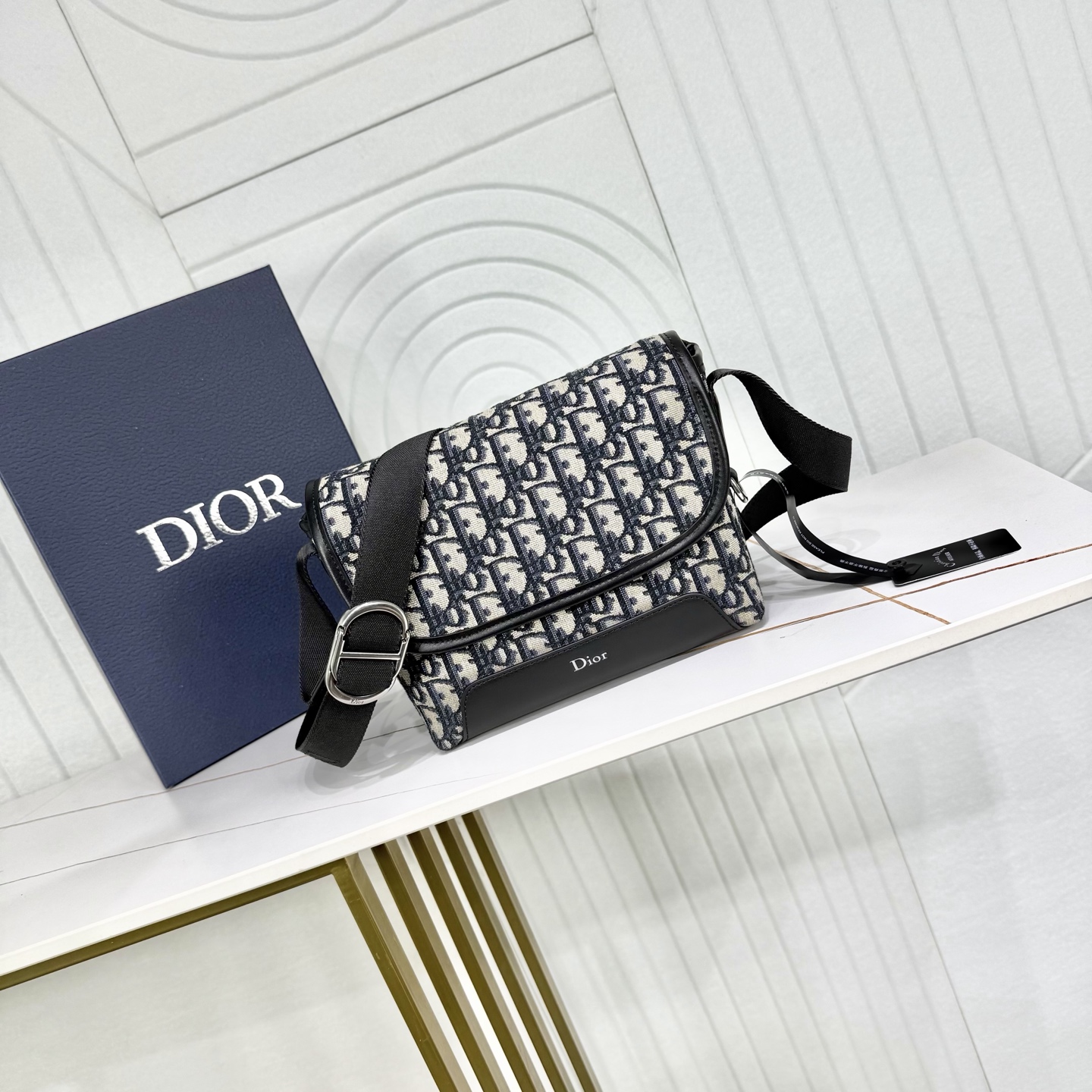 【市场最高版本】(原单品质)正品打版 «配盒子/礼品袋» 迷你 Dior Jett 翻盖信使包 米色和黑色 Obliqu 【市场最高版本】(原单品质)正品打版 «配盒子/礼品袋» 迷你 Dior Jett 翻盖信使包 米色和黑色 Obliqu
