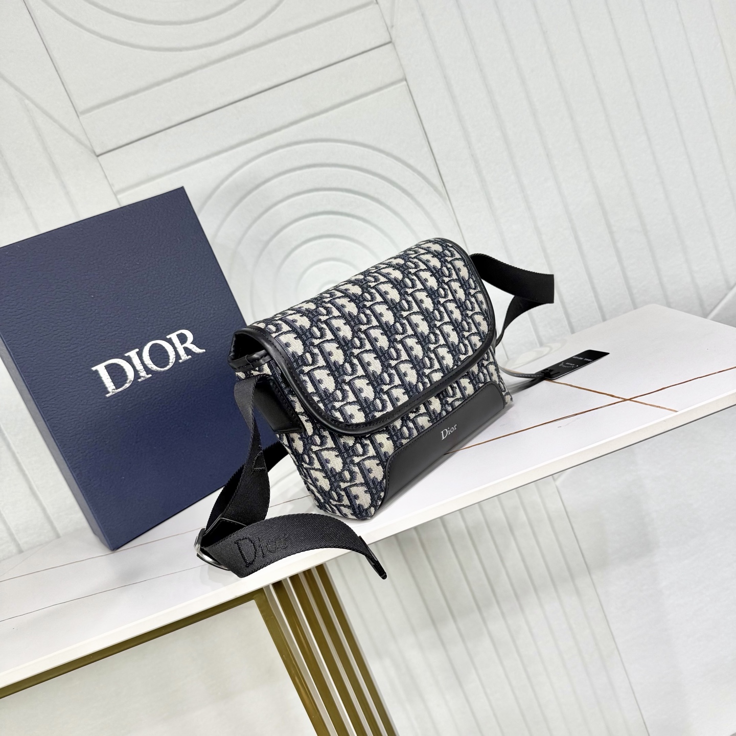 【市场最高版本】(原单品质)正品打版 «配盒子/礼品袋» 迷你 Dior Jett 翻盖信使包 米色和黑色 Obliqu 【市场最高版本】(原单品质)正品打版 «配盒子/礼品袋» 迷你 Dior Jett 翻盖信使包 米色和黑色 Obliqu