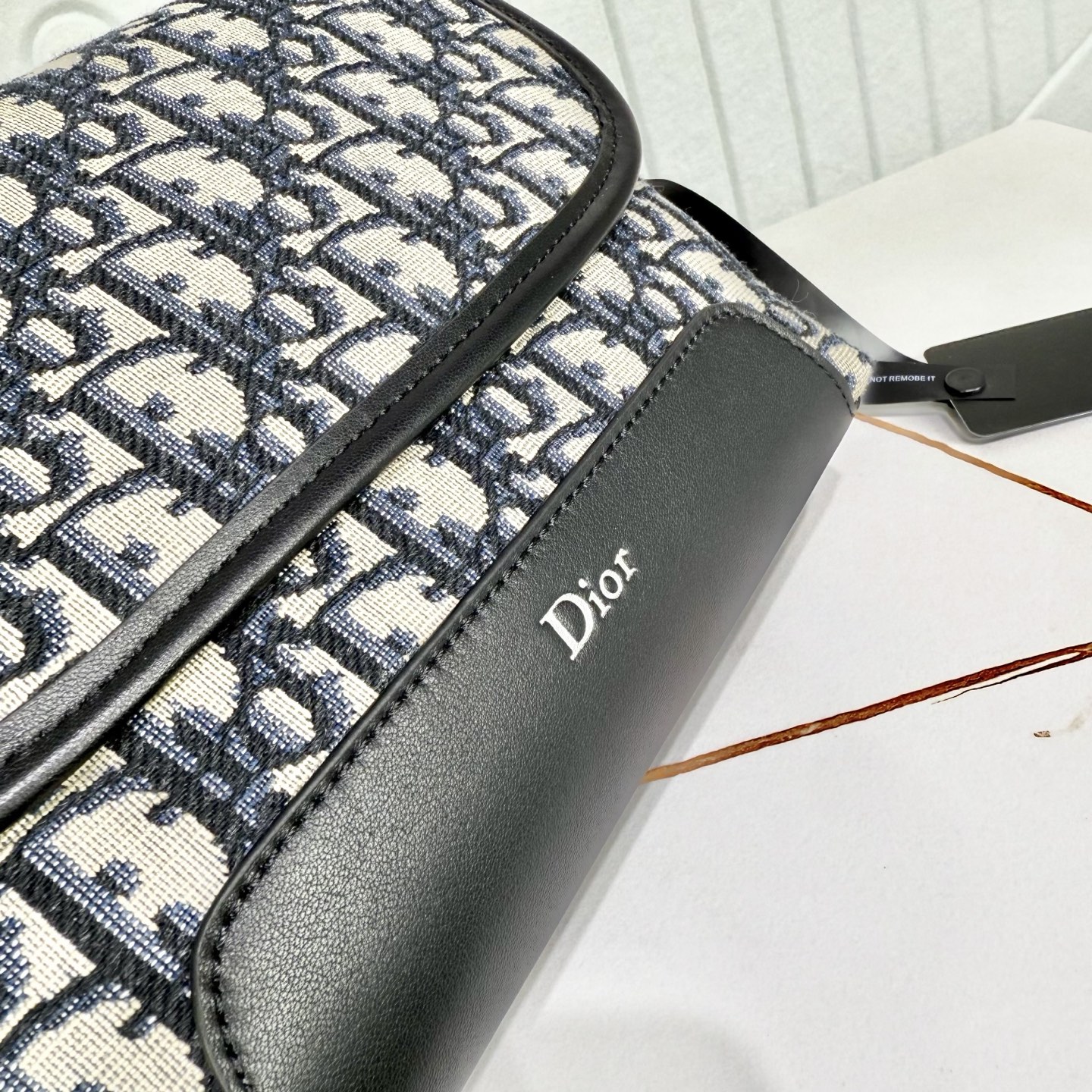 【市场最高版本】(原单品质)正品打版 «配盒子/礼品袋» 迷你 Dior Jett 翻盖信使包 米色和黑色 Obliqu 【市场最高版本】(原单品质)正品打版 «配盒子/礼品袋» 迷你 Dior Jett 翻盖信使包 米色和黑色 Obliqu