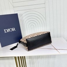 【市场最高版本】(原单品质)正品打版 «配盒子/礼品袋» Dior Jett 手拿包 棕色 Oblique 印花面料 编 【市场最高版本】(原单品质)正品打版 «配盒子/礼品袋» Dior Jett 手拿包 棕色 Oblique 印花面料 编