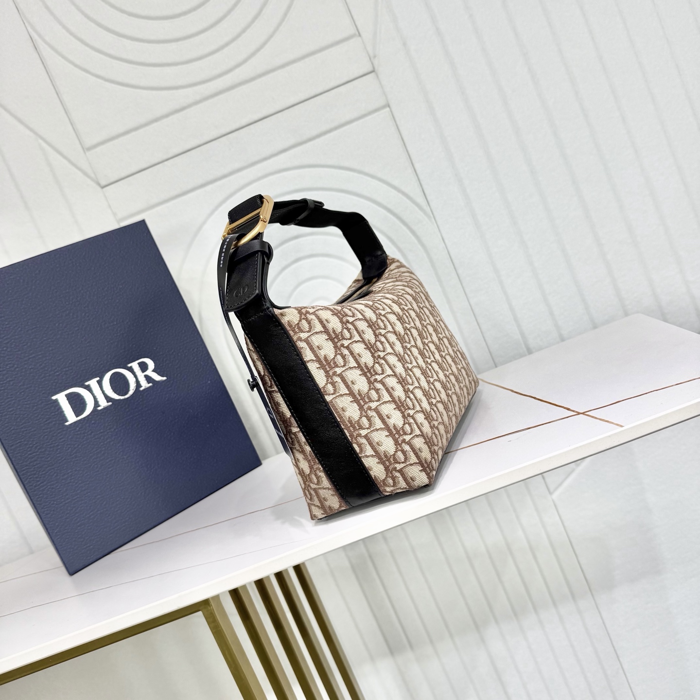 【市场最高版本】(原单品质)正品打版 «配盒子/礼品袋» Dior Jett 手拿包 棕色 Oblique 印花面料 编 【市场最高版本】(原单品质)正品打版 «配盒子/礼品袋» Dior Jett 手拿包 棕色 Oblique 印花面料 编